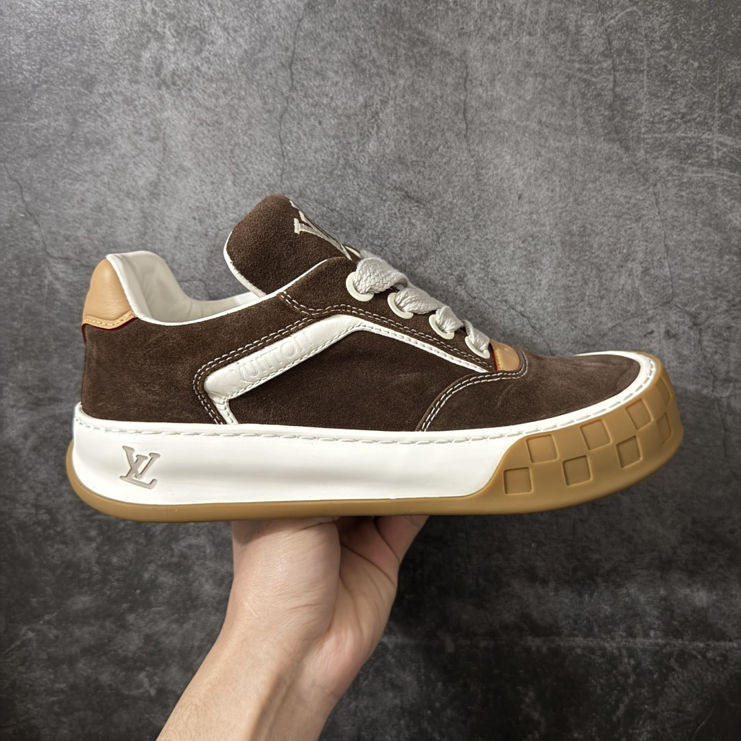 【专柜版/海淘代购】 LV 路易威登LOUIS VUITTON Tilted Low Sneakers 倾斜系列低帮复古休闲运动文化百搭板鞋 2026早春款板鞋 饼干鞋 市场最顶天花板 礼盒包装 正确细节 原鞋原材料1:1打造 完美版型做工 欢迎对比市场任何品质的货品 广东原产 升级原楦型开发纸版 包装说明书防尘布袋物件(附送官方快递加固牛皮纸外盒!!)#采用Monogram 丹宁布鞋面材质#鞋垫嵌入软脚感EVA物料#后跟耐弯折滴塑支撑片#全新开发TPR光泽组合隔色鞋底❗ 尺码:39 40 41 42 43 44 45 46-选品中心