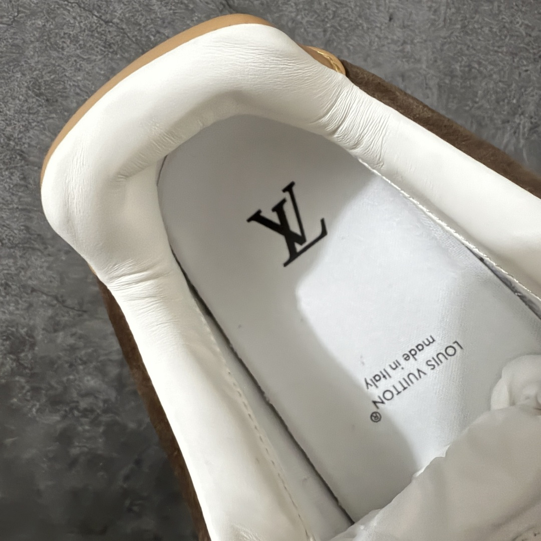 图片[9]-【专柜版/海淘代购】 LV 路易威登LOUIS VUITTON Tilted Low Sneakers 倾斜系列低帮复古休闲运动文化百搭板鞋 2026早春款板鞋 饼干鞋 市场最顶天花板 礼盒包装 正确细节 原鞋原材料1：1打造 完美版型做工 欢迎对比市场任何品质的货品 广东原产 升级原楦型开发纸版 包装说明书防尘布袋物件(附送官方快递加固牛皮纸外盒!!)#采用Monogram 丹宁布鞋面材质#鞋垫嵌入软脚感EVA物料#后跟耐弯折滴塑支撑片#全新开发TPR光泽组合隔色鞋底❗ 尺码：39 40 41 42 43 44 45 46-选品中心