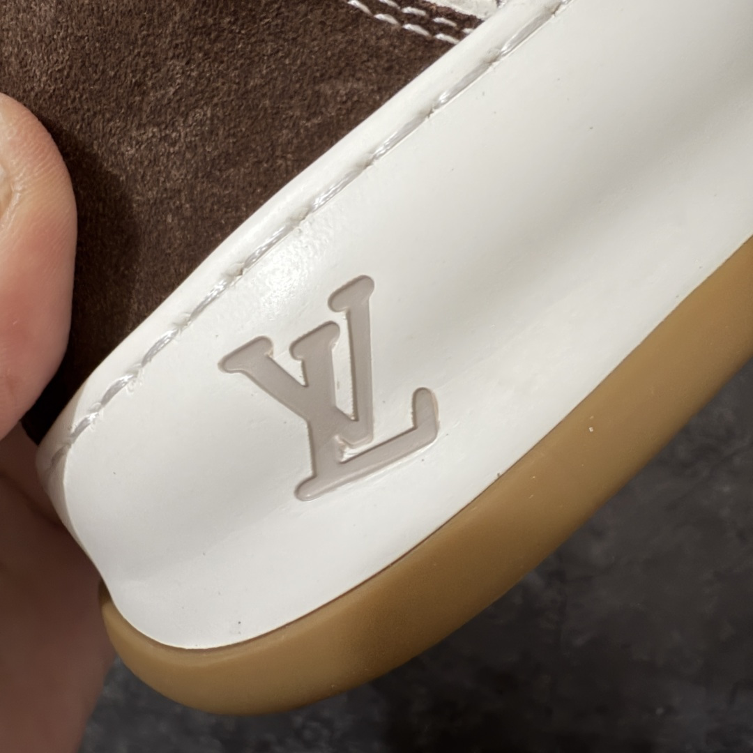 图片[4]-【专柜版/海淘代购】 LV 路易威登LOUIS VUITTON Tilted Low Sneakers 倾斜系列低帮复古休闲运动文化百搭板鞋 2026早春款板鞋 饼干鞋 市场最顶天花板 礼盒包装 正确细节 原鞋原材料1：1打造 完美版型做工 欢迎对比市场任何品质的货品 广东原产 升级原楦型开发纸版 包装说明书防尘布袋物件(附送官方快递加固牛皮纸外盒!!)#采用Monogram 丹宁布鞋面材质#鞋垫嵌入软脚感EVA物料#后跟耐弯折滴塑支撑片#全新开发TPR光泽组合隔色鞋底❗ 尺码：39 40 41 42 43 44 45 46-选品中心
