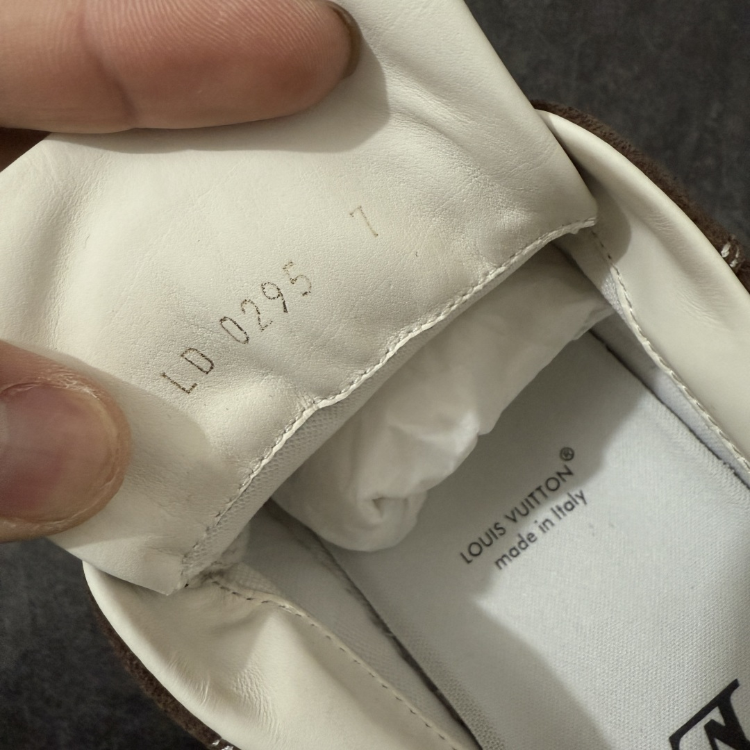图片[8]-【专柜版/海淘代购】 LV 路易威登LOUIS VUITTON Tilted Low Sneakers 倾斜系列低帮复古休闲运动文化百搭板鞋 2026早春款板鞋 饼干鞋 市场最顶天花板 礼盒包装 正确细节 原鞋原材料1：1打造 完美版型做工 欢迎对比市场任何品质的货品 广东原产 升级原楦型开发纸版 包装说明书防尘布袋物件(附送官方快递加固牛皮纸外盒!!)#采用Monogram 丹宁布鞋面材质#鞋垫嵌入软脚感EVA物料#后跟耐弯折滴塑支撑片#全新开发TPR光泽组合隔色鞋底❗ 尺码：39 40 41 42 43 44 45 46-选品中心