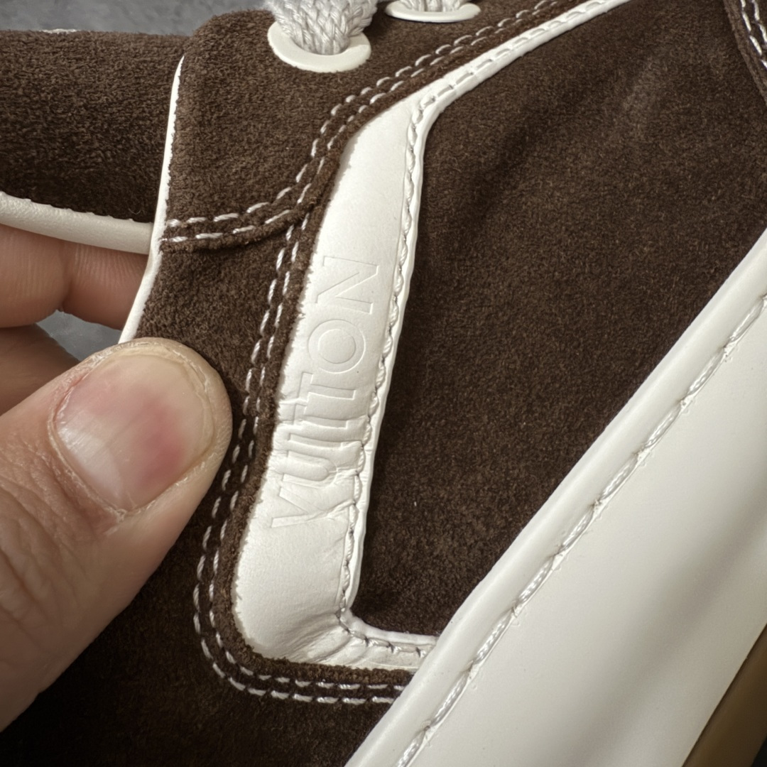 图片[5]-【专柜版/海淘代购】 LV 路易威登LOUIS VUITTON Tilted Low Sneakers 倾斜系列低帮复古休闲运动文化百搭板鞋 2026早春款板鞋 饼干鞋 市场最顶天花板 礼盒包装 正确细节 原鞋原材料1：1打造 完美版型做工 欢迎对比市场任何品质的货品 广东原产 升级原楦型开发纸版 包装说明书防尘布袋物件(附送官方快递加固牛皮纸外盒!!)#采用Monogram 丹宁布鞋面材质#鞋垫嵌入软脚感EVA物料#后跟耐弯折滴塑支撑片#全新开发TPR光泽组合隔色鞋底❗ 尺码：39 40 41 42 43 44 45 46-选品中心