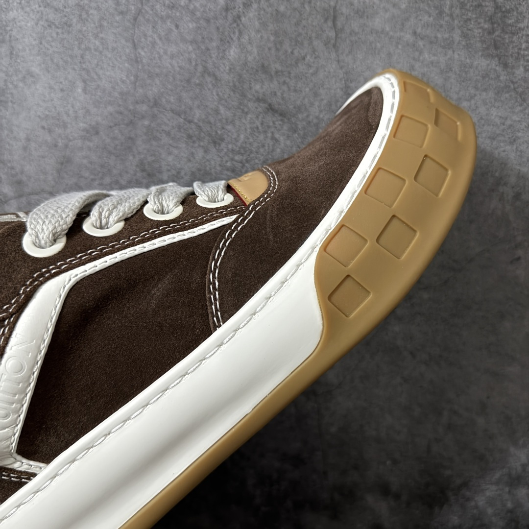 图片[6]-【专柜版/海淘代购】 LV 路易威登LOUIS VUITTON Tilted Low Sneakers 倾斜系列低帮复古休闲运动文化百搭板鞋 2026早春款板鞋 饼干鞋 市场最顶天花板 礼盒包装 正确细节 原鞋原材料1：1打造 完美版型做工 欢迎对比市场任何品质的货品 广东原产 升级原楦型开发纸版 包装说明书防尘布袋物件(附送官方快递加固牛皮纸外盒!!)#采用Monogram 丹宁布鞋面材质#鞋垫嵌入软脚感EVA物料#后跟耐弯折滴塑支撑片#全新开发TPR光泽组合隔色鞋底❗ 尺码：39 40 41 42 43 44 45 46-选品中心
