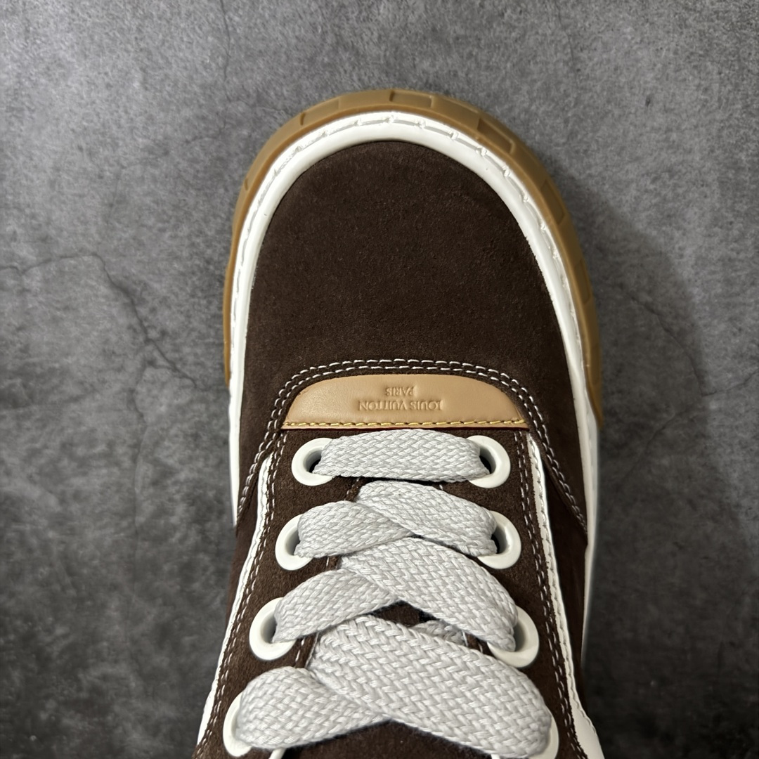 图片[5]-【专柜版/海淘代购】 LV 路易威登LOUIS VUITTON Tilted Low Sneakers 倾斜系列低帮复古休闲运动文化百搭板鞋 2026早春款板鞋 饼干鞋 市场最顶天花板 礼盒包装 正确细节 原鞋原材料1：1打造 完美版型做工 欢迎对比市场任何品质的货品 广东原产 升级原楦型开发纸版 包装说明书防尘布袋物件(附送官方快递加固牛皮纸外盒!!)#采用Monogram 丹宁布鞋面材质#鞋垫嵌入软脚感EVA物料#后跟耐弯折滴塑支撑片#全新开发TPR光泽组合隔色鞋底❗ 尺码：39 40 41 42 43 44 45 46-选品中心