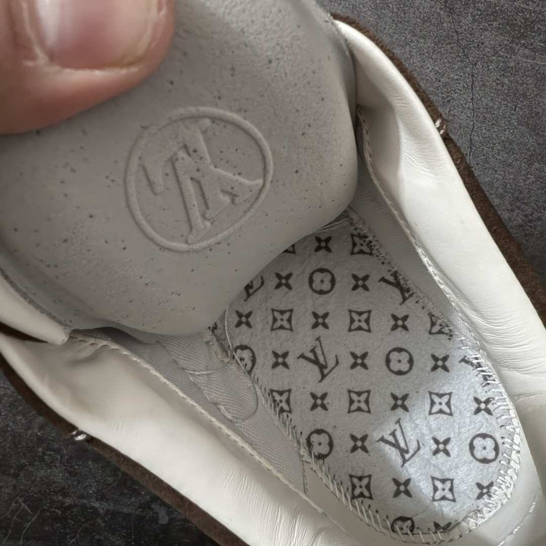 图片[10]-【专柜版/海淘代购】 LV 路易威登LOUIS VUITTON Tilted Low Sneakers 倾斜系列低帮复古休闲运动文化百搭板鞋 2026早春款板鞋 饼干鞋 市场最顶天花板 礼盒包装 正确细节 原鞋原材料1：1打造 完美版型做工 欢迎对比市场任何品质的货品 广东原产 升级原楦型开发纸版 包装说明书防尘布袋物件(附送官方快递加固牛皮纸外盒!!)#采用Monogram 丹宁布鞋面材质#鞋垫嵌入软脚感EVA物料#后跟耐弯折滴塑支撑片#全新开发TPR光泽组合隔色鞋底❗ 尺码：39 40 41 42 43 44 45 46-选品中心