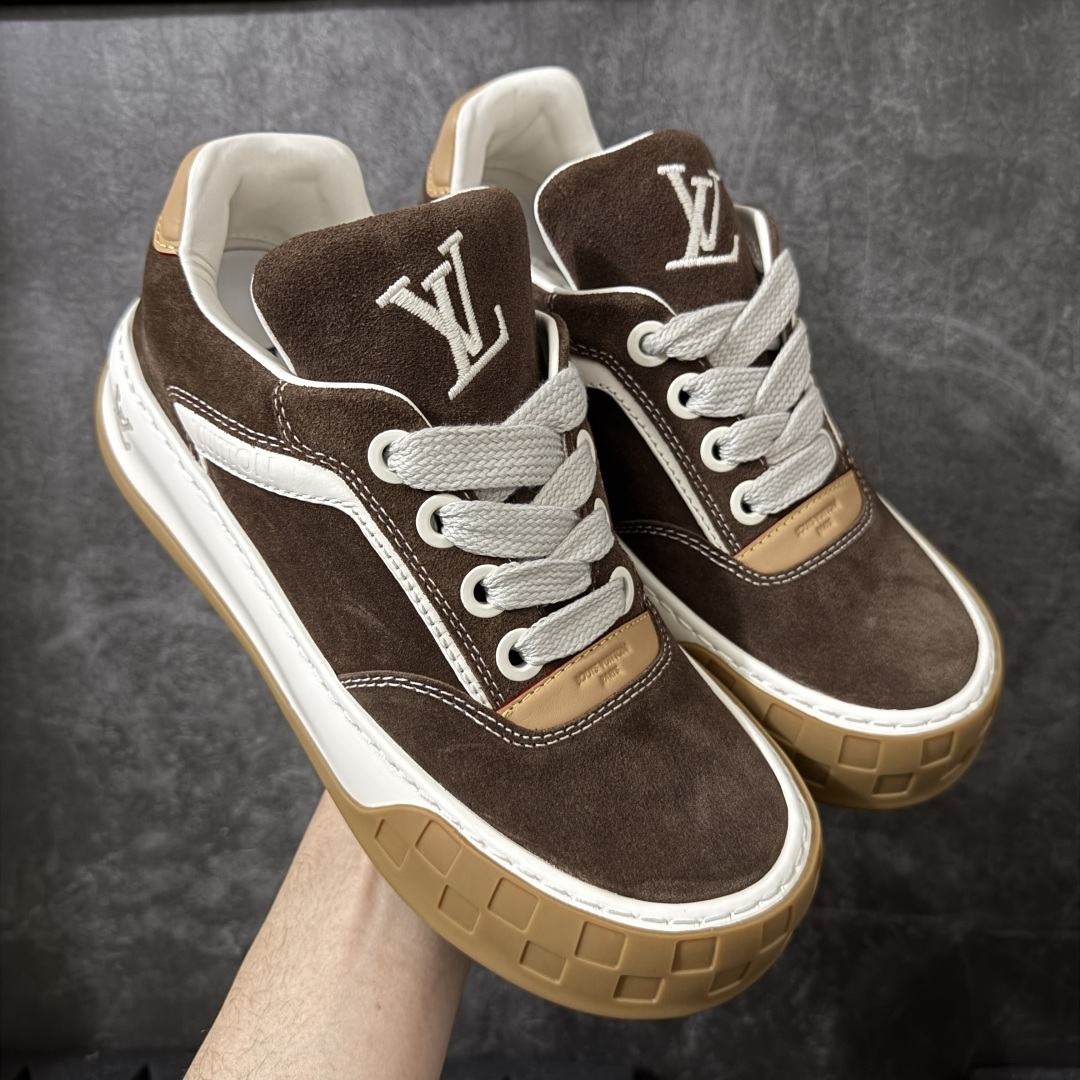 【专柜版/海淘代购】 LV 路易威登LOUIS VUITTON Tilted Low Sneakers 倾斜系列低帮复古休闲运动文化百搭板鞋 2026早春款板鞋 饼干鞋 市场最顶天花板 礼盒包装 正确细节 原鞋原材料1:1打造 完美版型做工 欢迎对比市场任何品质的货品 广东原产 升级原楦型开发纸版 包装说明书防尘布袋物件(附送官方快递加固牛皮纸外盒!!)#采用Monogram 丹宁布鞋面材质#鞋垫嵌入软脚感EVA物料#后跟耐弯折滴塑支撑片#全新开发TPR光泽组合隔色鞋底❗ 尺码:39 40 41 42 43 44 45 46-选品中心