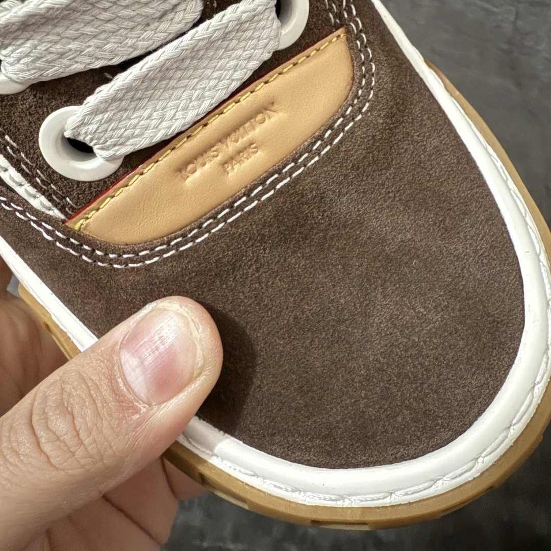 图片[6]-【专柜版/海淘代购】 LV 路易威登LOUIS VUITTON Tilted Low Sneakers 倾斜系列低帮复古休闲运动文化百搭板鞋 2026早春款板鞋 饼干鞋 市场最顶天花板 礼盒包装 正确细节 原鞋原材料1：1打造 完美版型做工 欢迎对比市场任何品质的货品 广东原产 升级原楦型开发纸版 包装说明书防尘布袋物件(附送官方快递加固牛皮纸外盒!!)#采用Monogram 丹宁布鞋面材质#鞋垫嵌入软脚感EVA物料#后跟耐弯折滴塑支撑片#全新开发TPR光泽组合隔色鞋底❗ 尺码：39 40 41 42 43 44 45 46-选品中心