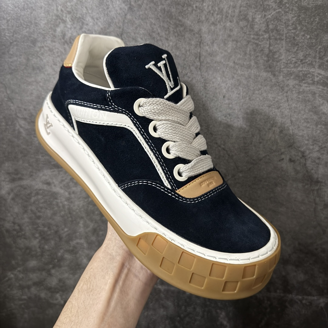 图片[3]-【专柜版/海淘代购】 LV 路易威登LOUIS VUITTON Tilted Low Sneakers 倾斜系列低帮复古休闲运动文化百搭板鞋 2026早春款板鞋 饼干鞋 市场最顶天花板 礼盒包装 正确细节 原鞋原材料1：1打造 完美版型做工 欢迎对比市场任何品质的货品 广东原产 升级原楦型开发纸版 包装说明书防尘布袋物件(附送官方快递加固牛皮纸外盒!!)#采用Monogram 丹宁布鞋面材质#鞋垫嵌入软脚感EVA物料#后跟耐弯折滴塑支撑片#全新开发TPR光泽组合隔色鞋底❗ 尺码：39 40 41 42 43 44 45 46-选品中心