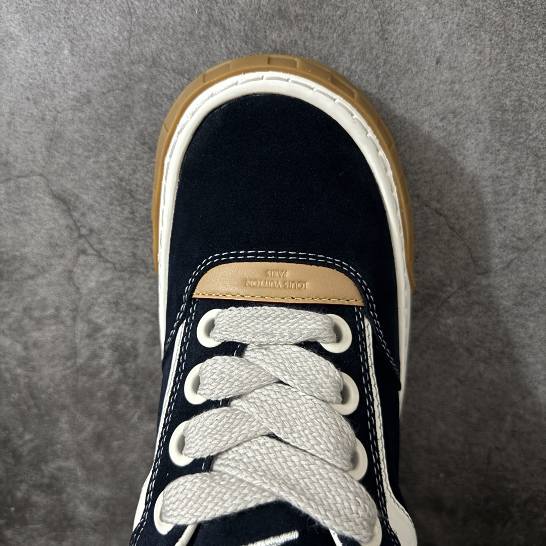 图片[5]-【专柜版/海淘代购】 LV 路易威登LOUIS VUITTON Tilted Low Sneakers 倾斜系列低帮复古休闲运动文化百搭板鞋 2026早春款板鞋 饼干鞋 市场最顶天花板 礼盒包装 正确细节 原鞋原材料1：1打造 完美版型做工 欢迎对比市场任何品质的货品 广东原产 升级原楦型开发纸版 包装说明书防尘布袋物件(附送官方快递加固牛皮纸外盒!!)#采用Monogram 丹宁布鞋面材质#鞋垫嵌入软脚感EVA物料#后跟耐弯折滴塑支撑片#全新开发TPR光泽组合隔色鞋底❗ 尺码：39 40 41 42 43 44 45 46-选品中心
