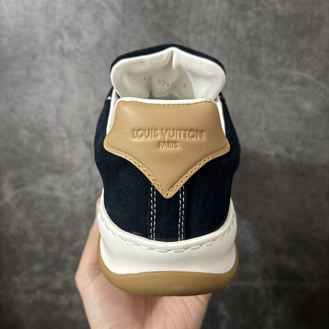 图片[4]-【专柜版/海淘代购】 LV 路易威登LOUIS VUITTON Tilted Low Sneakers 倾斜系列低帮复古休闲运动文化百搭板鞋 2026早春款板鞋 饼干鞋 市场最顶天花板 礼盒包装 正确细节 原鞋原材料1：1打造 完美版型做工 欢迎对比市场任何品质的货品 广东原产 升级原楦型开发纸版 包装说明书防尘布袋物件(附送官方快递加固牛皮纸外盒!!)#采用Monogram 丹宁布鞋面材质#鞋垫嵌入软脚感EVA物料#后跟耐弯折滴塑支撑片#全新开发TPR光泽组合隔色鞋底❗ 尺码：39 40 41 42 43 44 45 46-选品中心