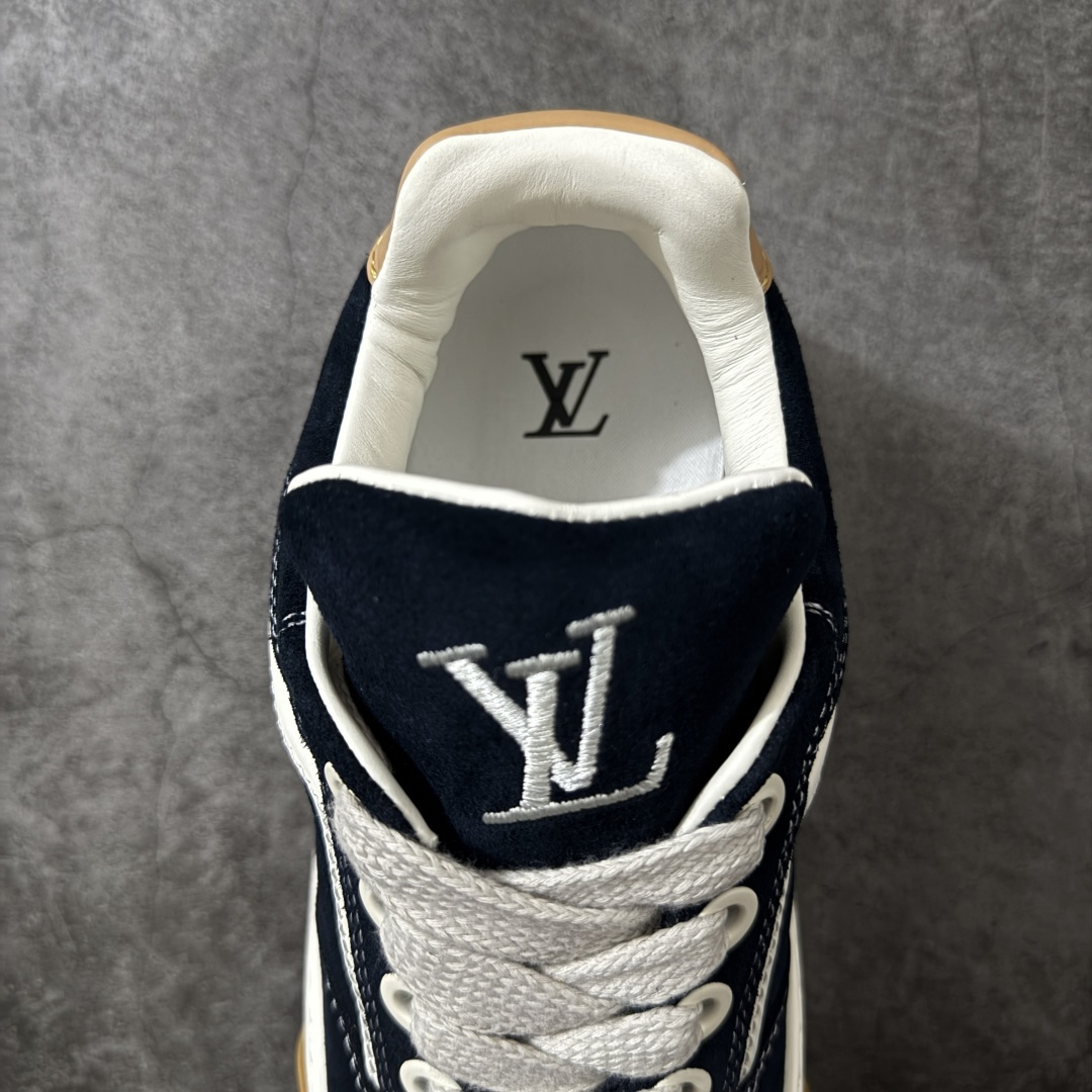 图片[8]-【专柜版/海淘代购】 LV 路易威登LOUIS VUITTON Tilted Low Sneakers 倾斜系列低帮复古休闲运动文化百搭板鞋 2026早春款板鞋 饼干鞋 市场最顶天花板 礼盒包装 正确细节 原鞋原材料1：1打造 完美版型做工 欢迎对比市场任何品质的货品 广东原产 升级原楦型开发纸版 包装说明书防尘布袋物件(附送官方快递加固牛皮纸外盒!!)#采用Monogram 丹宁布鞋面材质#鞋垫嵌入软脚感EVA物料#后跟耐弯折滴塑支撑片#全新开发TPR光泽组合隔色鞋底❗ 尺码：39 40 41 42 43 44 45 46-选品中心