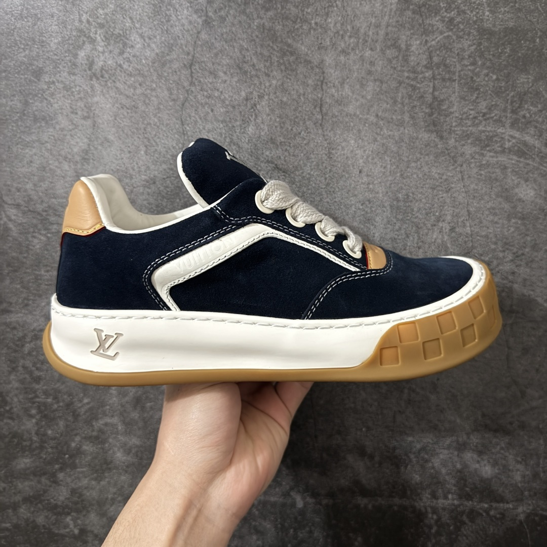 【专柜版/海淘代购】 LV 路易威登LOUIS VUITTON Tilted Low Sneakers 倾斜系列低帮复古休闲运动文化百搭板鞋 2026早春款板鞋 饼干鞋 市场最顶天花板 礼盒包装 正确细节 原鞋原材料1:1打造 完美版型做工 欢迎对比市场任何品质的货品 广东原产 升级原楦型开发纸版 包装说明书防尘布袋物件(附送官方快递加固牛皮纸外盒!!)#采用Monogram 丹宁布鞋面材质#鞋垫嵌入软脚感EVA物料#后跟耐弯折滴塑支撑片#全新开发TPR光泽组合隔色鞋底❗ 尺码:39 40 41 42 43 44 45 46-选品中心