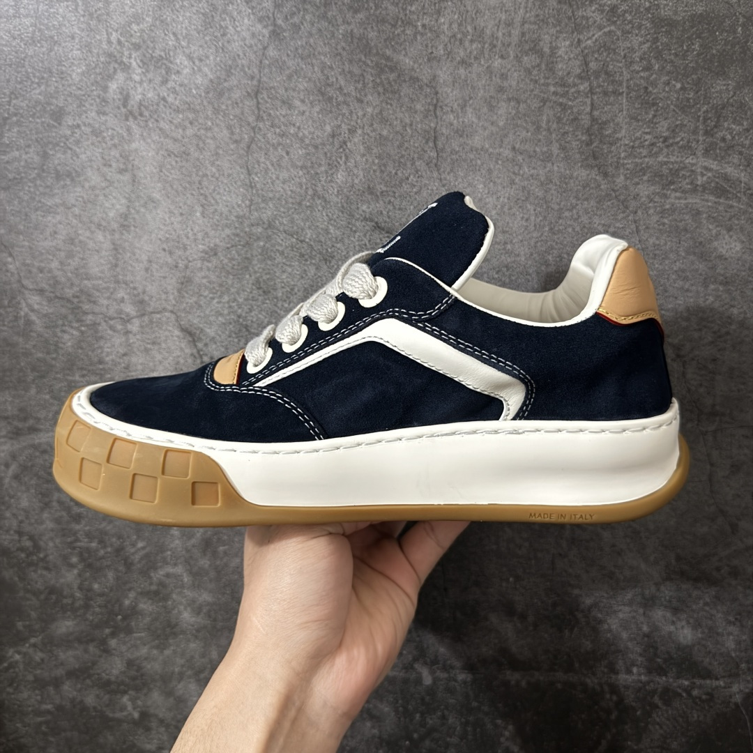 图片[2]-【专柜版/海淘代购】 LV 路易威登LOUIS VUITTON Tilted Low Sneakers 倾斜系列低帮复古休闲运动文化百搭板鞋 2026早春款板鞋 饼干鞋 市场最顶天花板 礼盒包装 正确细节 原鞋原材料1：1打造 完美版型做工 欢迎对比市场任何品质的货品 广东原产 升级原楦型开发纸版 包装说明书防尘布袋物件(附送官方快递加固牛皮纸外盒!!)#采用Monogram 丹宁布鞋面材质#鞋垫嵌入软脚感EVA物料#后跟耐弯折滴塑支撑片#全新开发TPR光泽组合隔色鞋底❗ 尺码：39 40 41 42 43 44 45 46-选品中心