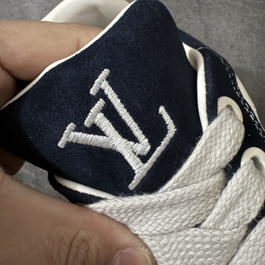 图片[7]-【专柜版/海淘代购】 LV 路易威登LOUIS VUITTON Tilted Low Sneakers 倾斜系列低帮复古休闲运动文化百搭板鞋 2026早春款板鞋 饼干鞋 市场最顶天花板 礼盒包装 正确细节 原鞋原材料1：1打造 完美版型做工 欢迎对比市场任何品质的货品 广东原产 升级原楦型开发纸版 包装说明书防尘布袋物件(附送官方快递加固牛皮纸外盒!!)#采用Monogram 丹宁布鞋面材质#鞋垫嵌入软脚感EVA物料#后跟耐弯折滴塑支撑片#全新开发TPR光泽组合隔色鞋底❗ 尺码：39 40 41 42 43 44 45 46-选品中心