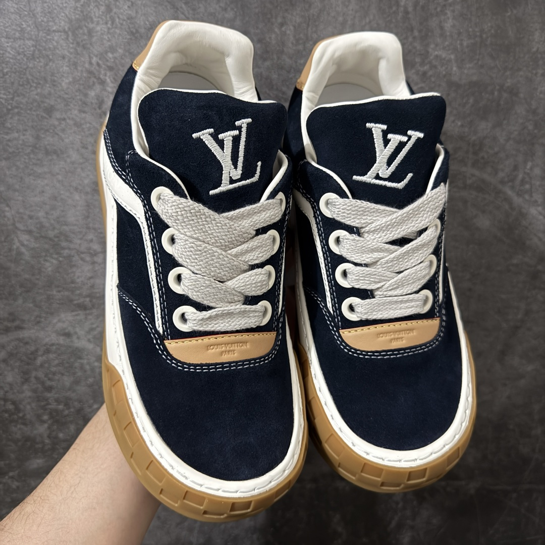 图片[2]-【专柜版/海淘代购】 LV 路易威登LOUIS VUITTON Tilted Low Sneakers 倾斜系列低帮复古休闲运动文化百搭板鞋 2026早春款板鞋 饼干鞋 市场最顶天花板 礼盒包装 正确细节 原鞋原材料1：1打造 完美版型做工 欢迎对比市场任何品质的货品 广东原产 升级原楦型开发纸版 包装说明书防尘布袋物件(附送官方快递加固牛皮纸外盒!!)#采用Monogram 丹宁布鞋面材质#鞋垫嵌入软脚感EVA物料#后跟耐弯折滴塑支撑片#全新开发TPR光泽组合隔色鞋底❗ 尺码：39 40 41 42 43 44 45 46-选品中心