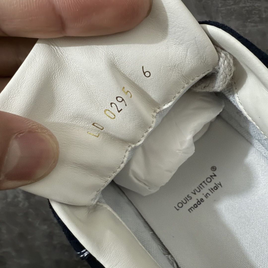 图片[8]-【专柜版/海淘代购】 LV 路易威登LOUIS VUITTON Tilted Low Sneakers 倾斜系列低帮复古休闲运动文化百搭板鞋 2026早春款板鞋 饼干鞋 市场最顶天花板 礼盒包装 正确细节 原鞋原材料1：1打造 完美版型做工 欢迎对比市场任何品质的货品 广东原产 升级原楦型开发纸版 包装说明书防尘布袋物件(附送官方快递加固牛皮纸外盒!!)#采用Monogram 丹宁布鞋面材质#鞋垫嵌入软脚感EVA物料#后跟耐弯折滴塑支撑片#全新开发TPR光泽组合隔色鞋底❗ 尺码：39 40 41 42 43 44 45 46-选品中心