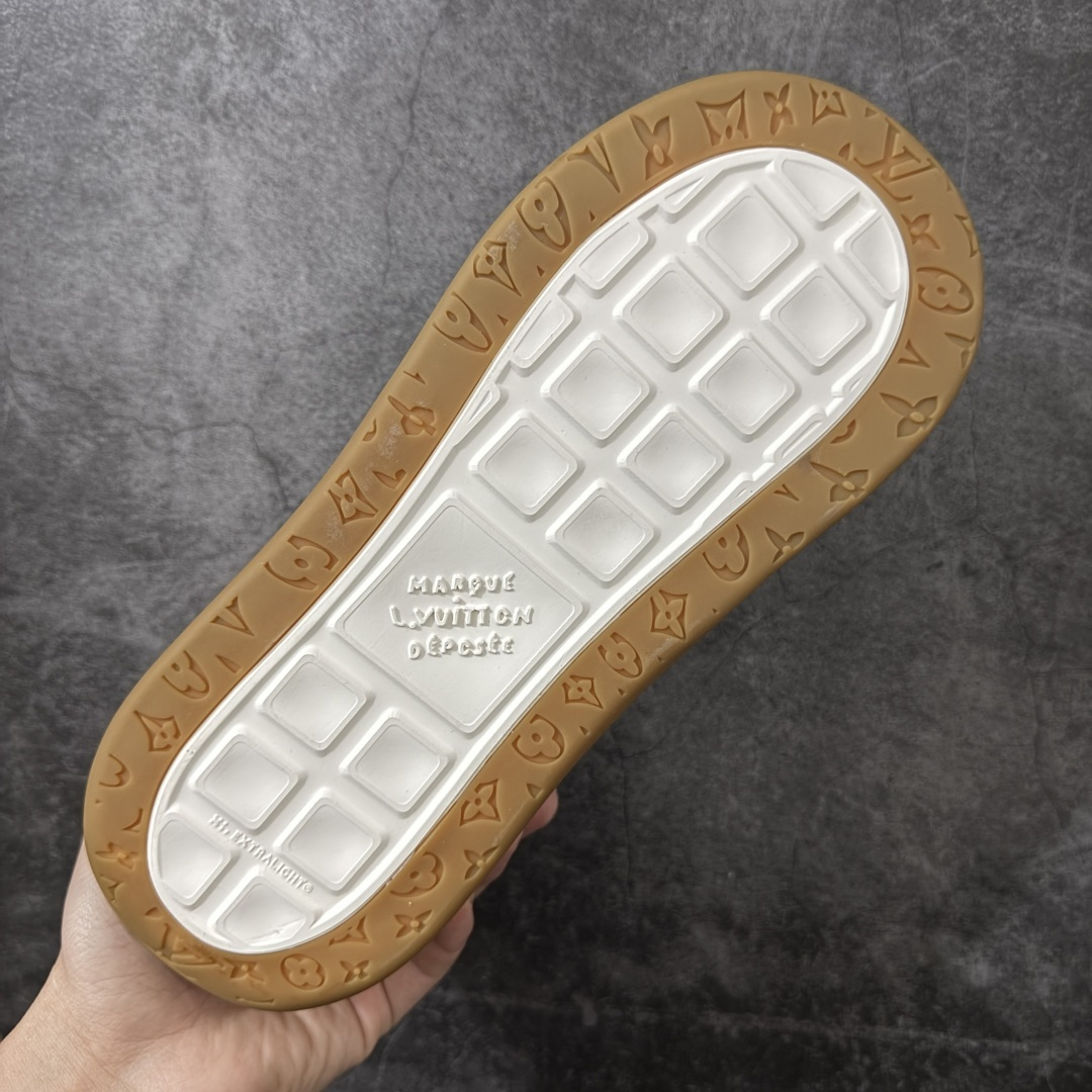 图片[9]-【专柜版/海淘代购】 LV 路易威登LOUIS VUITTON Tilted Low Sneakers 倾斜系列低帮复古休闲运动文化百搭板鞋 2026早春款板鞋 饼干鞋 市场最顶天花板 礼盒包装 正确细节 原鞋原材料1：1打造 完美版型做工 欢迎对比市场任何品质的货品 广东原产 升级原楦型开发纸版 包装说明书防尘布袋物件(附送官方快递加固牛皮纸外盒!!)#采用Monogram 丹宁布鞋面材质#鞋垫嵌入软脚感EVA物料#后跟耐弯折滴塑支撑片#全新开发TPR光泽组合隔色鞋底❗ 尺码：39 40 41 42 43 44 45 46-选品中心