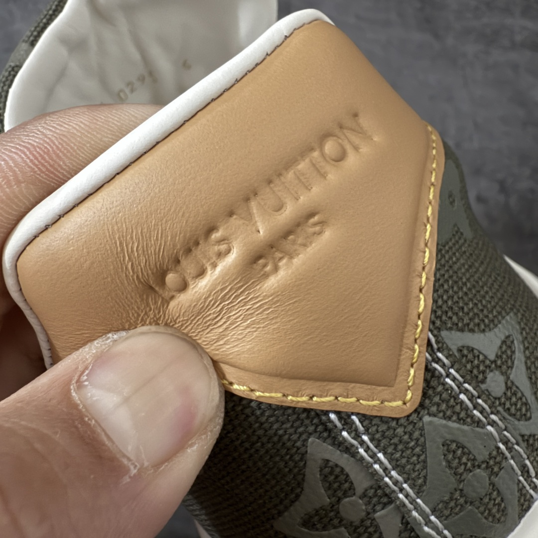 图片[3]-【专柜版/海淘代购】 LV 路易威登LOUIS VUITTON Tilted Low Sneakers 倾斜系列低帮复古休闲运动文化百搭板鞋 2026早春款板鞋 饼干鞋 市场最顶天花板 礼盒包装 正确细节 原鞋原材料1：1打造 完美版型做工 欢迎对比市场任何品质的货品 广东原产 升级原楦型开发纸版 包装说明书防尘布袋物件(附送官方快递加固牛皮纸外盒!!)#采用Monogram 丹宁布鞋面材质#鞋垫嵌入软脚感EVA物料#后跟耐弯折滴塑支撑片#全新开发TPR光泽组合隔色鞋底❗ 尺码：39 40 41 42 43 44 45 46-选品中心