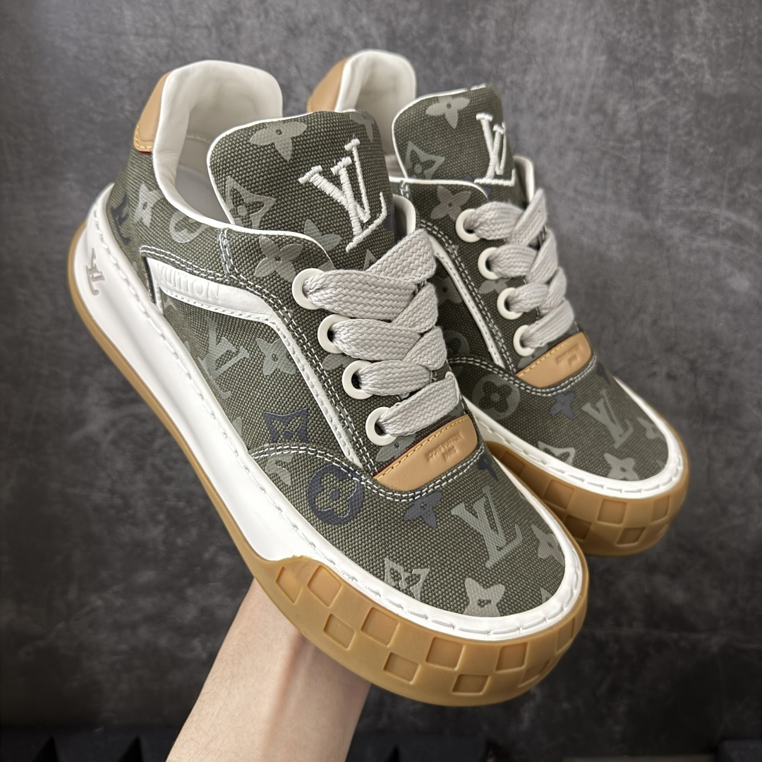 【专柜版/海淘代购】 LV 路易威登LOUIS VUITTON Tilted Low Sneakers 倾斜系列低帮复古休闲运动文化百搭板鞋 2026早春款板鞋 饼干鞋 市场最顶天花板 礼盒包装 正确细节 原鞋原材料1:1打造 完美版型做工 欢迎对比市场任何品质的货品 广东原产 升级原楦型开发纸版 包装说明书防尘布袋物件(附送官方快递加固牛皮纸外盒!!)#采用Monogram 丹宁布鞋面材质#鞋垫嵌入软脚感EVA物料#后跟耐弯折滴塑支撑片#全新开发TPR光泽组合隔色鞋底❗ 尺码:39 40 41 42 43 44 45 46-选品中心