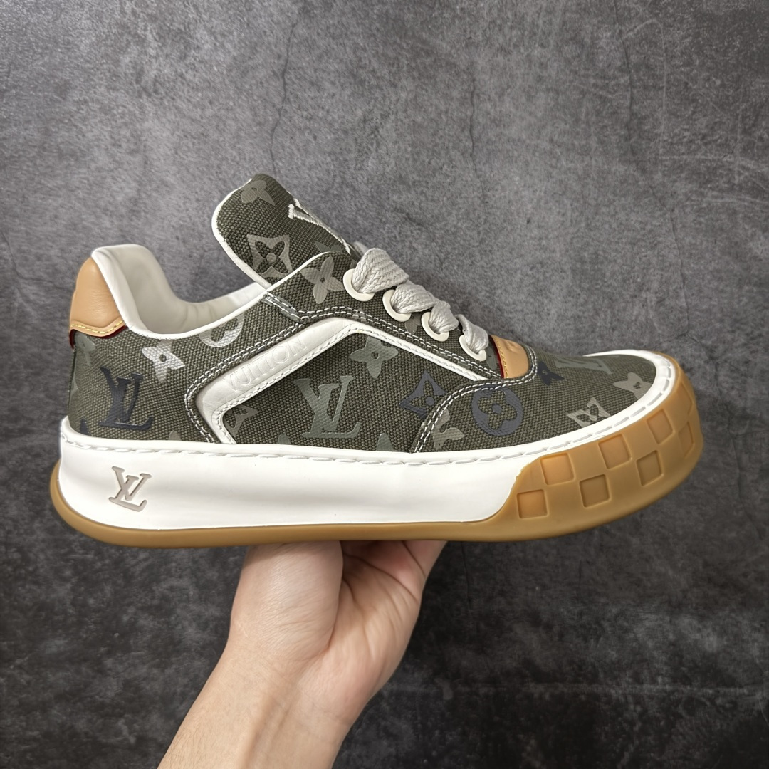 【专柜版/海淘代购】 LV 路易威登LOUIS VUITTON Tilted Low Sneakers 倾斜系列低帮复古休闲运动文化百搭板鞋 2026早春款板鞋 饼干鞋 市场最顶天花板 礼盒包装 正确细节 原鞋原材料1:1打造 完美版型做工 欢迎对比市场任何品质的货品 广东原产 升级原楦型开发纸版 包装说明书防尘布袋物件(附送官方快递加固牛皮纸外盒!!)#采用Monogram 丹宁布鞋面材质#鞋垫嵌入软脚感EVA物料#后跟耐弯折滴塑支撑片#全新开发TPR光泽组合隔色鞋底❗ 尺码:39 40 41 42 43 44 45 46-选品中心