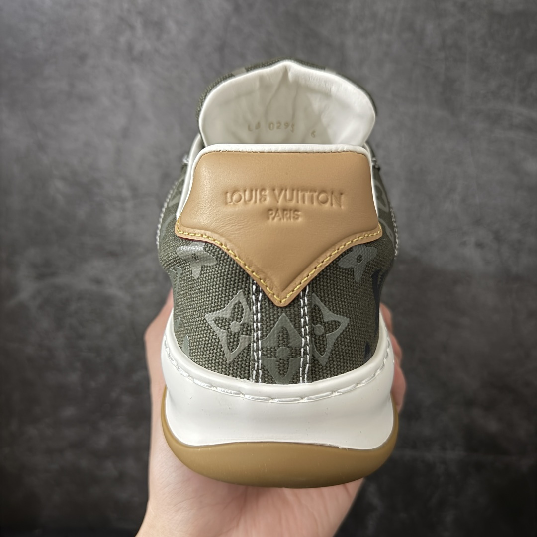 图片[4]-【专柜版/海淘代购】 LV 路易威登LOUIS VUITTON Tilted Low Sneakers 倾斜系列低帮复古休闲运动文化百搭板鞋 2026早春款板鞋 饼干鞋 市场最顶天花板 礼盒包装 正确细节 原鞋原材料1：1打造 完美版型做工 欢迎对比市场任何品质的货品 广东原产 升级原楦型开发纸版 包装说明书防尘布袋物件(附送官方快递加固牛皮纸外盒!!)#采用Monogram 丹宁布鞋面材质#鞋垫嵌入软脚感EVA物料#后跟耐弯折滴塑支撑片#全新开发TPR光泽组合隔色鞋底❗ 尺码：39 40 41 42 43 44 45 46-选品中心