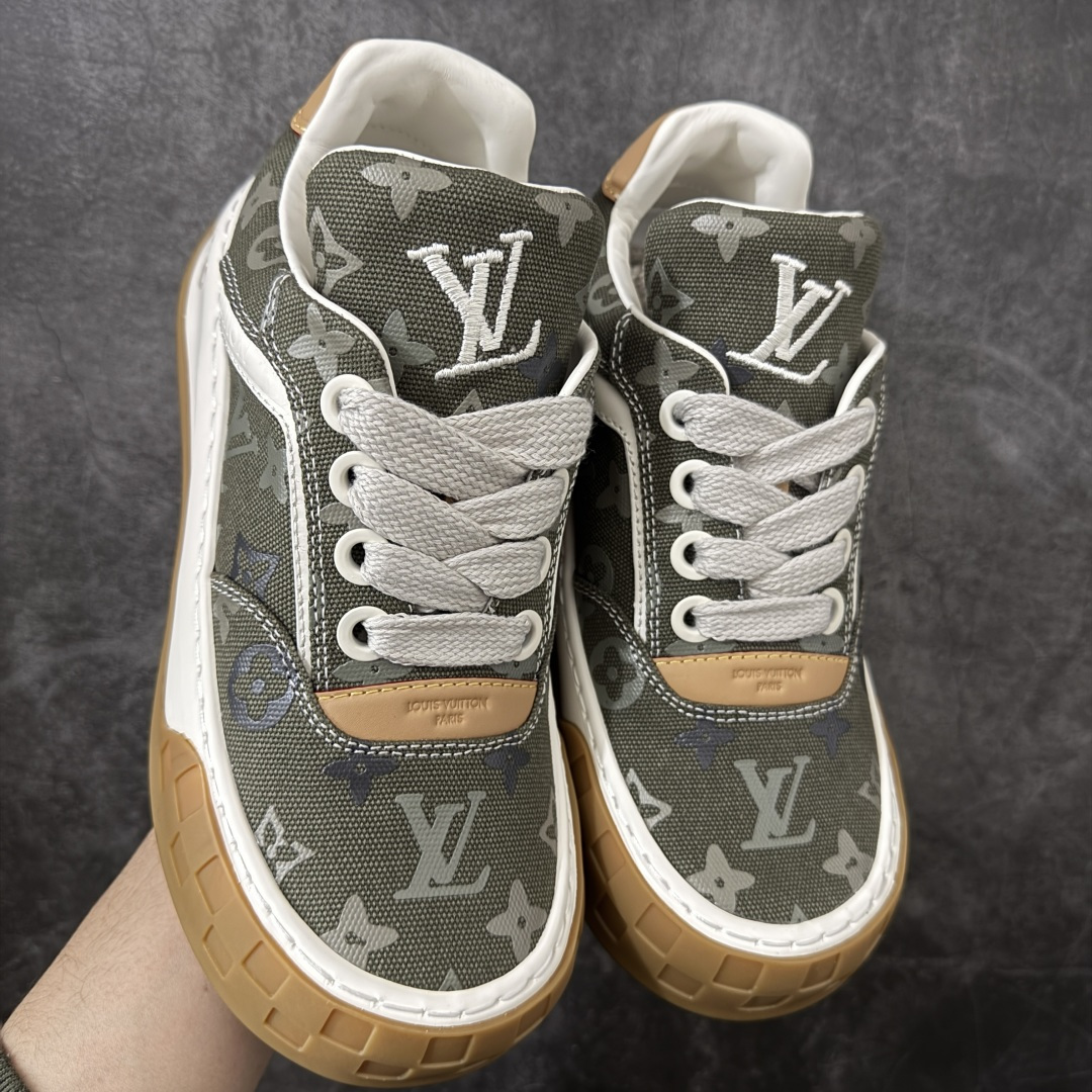图片[2]-【专柜版/海淘代购】 LV 路易威登LOUIS VUITTON Tilted Low Sneakers 倾斜系列低帮复古休闲运动文化百搭板鞋 2026早春款板鞋 饼干鞋 市场最顶天花板 礼盒包装 正确细节 原鞋原材料1：1打造 完美版型做工 欢迎对比市场任何品质的货品 广东原产 升级原楦型开发纸版 包装说明书防尘布袋物件(附送官方快递加固牛皮纸外盒!!)#采用Monogram 丹宁布鞋面材质#鞋垫嵌入软脚感EVA物料#后跟耐弯折滴塑支撑片#全新开发TPR光泽组合隔色鞋底❗ 尺码：39 40 41 42 43 44 45 46-选品中心