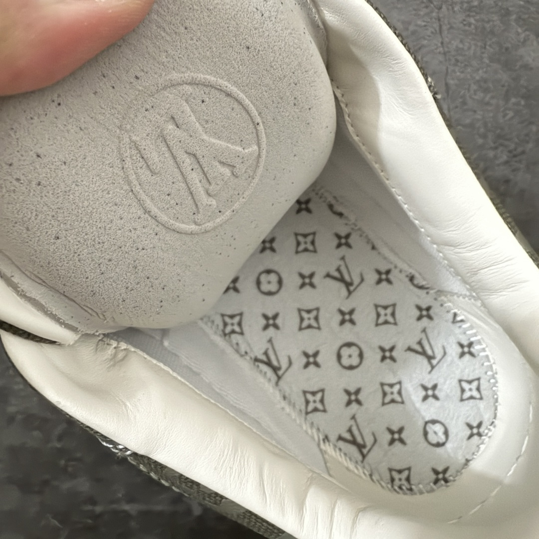 图片[10]-【专柜版/海淘代购】 LV 路易威登LOUIS VUITTON Tilted Low Sneakers 倾斜系列低帮复古休闲运动文化百搭板鞋 2026早春款板鞋 饼干鞋 市场最顶天花板 礼盒包装 正确细节 原鞋原材料1：1打造 完美版型做工 欢迎对比市场任何品质的货品 广东原产 升级原楦型开发纸版 包装说明书防尘布袋物件(附送官方快递加固牛皮纸外盒!!)#采用Monogram 丹宁布鞋面材质#鞋垫嵌入软脚感EVA物料#后跟耐弯折滴塑支撑片#全新开发TPR光泽组合隔色鞋底❗ 尺码：39 40 41 42 43 44 45 46-选品中心