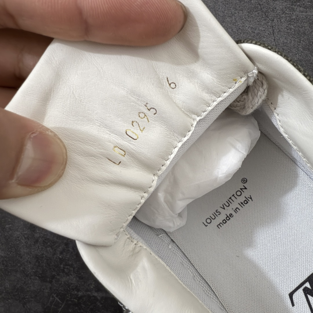 图片[8]-【专柜版/海淘代购】 LV 路易威登LOUIS VUITTON Tilted Low Sneakers 倾斜系列低帮复古休闲运动文化百搭板鞋 2026早春款板鞋 饼干鞋 市场最顶天花板 礼盒包装 正确细节 原鞋原材料1：1打造 完美版型做工 欢迎对比市场任何品质的货品 广东原产 升级原楦型开发纸版 包装说明书防尘布袋物件(附送官方快递加固牛皮纸外盒!!)#采用Monogram 丹宁布鞋面材质#鞋垫嵌入软脚感EVA物料#后跟耐弯折滴塑支撑片#全新开发TPR光泽组合隔色鞋底❗ 尺码：39 40 41 42 43 44 45 46-选品中心