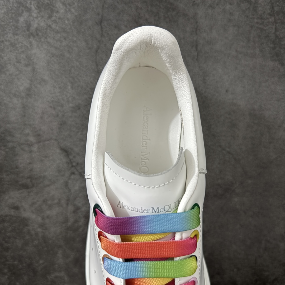 图片[8]-【HT纯原礼盒版】Alexander McQueen/亚历山大麦昆松糕鞋厚底增高小白鞋 七彩带尾 全市场配色最齐(100+配色) 性价比最高 同价位品质无敌 进口丝绸亚光原版正品 水染羊皮内里 羊皮垫脚 回弹度到位 耐磨又舒适 鞋底厚4.5cm 全套原版包装 配件齐全 官方一致 凹凸定制正品原盒包装 右脚鞋舌嵌入防伪芯片装置 外盒鞋标官方二维码扫码+防伪芯片 尺码：35-45-选品中心