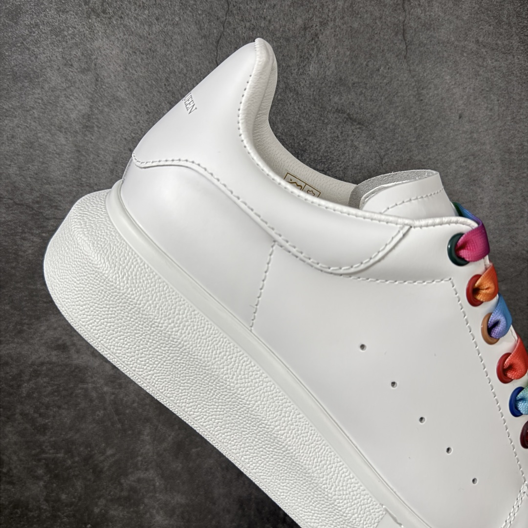 图片[7]-【HT纯原礼盒版】Alexander McQueen/亚历山大麦昆松糕鞋厚底增高小白鞋 七彩带尾 全市场配色最齐(100+配色) 性价比最高 同价位品质无敌 进口丝绸亚光原版正品 水染羊皮内里 羊皮垫脚 回弹度到位 耐磨又舒适 鞋底厚4.5cm 全套原版包装 配件齐全 官方一致 凹凸定制正品原盒包装 右脚鞋舌嵌入防伪芯片装置 外盒鞋标官方二维码扫码+防伪芯片 尺码：35-45-选品中心