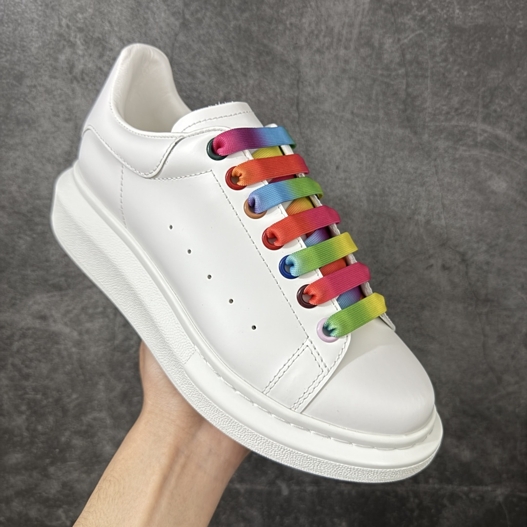 图片[3]-【HT纯原礼盒版】Alexander McQueen/亚历山大麦昆松糕鞋厚底增高小白鞋 七彩带尾 全市场配色最齐(100+配色) 性价比最高 同价位品质无敌 进口丝绸亚光原版正品 水染羊皮内里 羊皮垫脚 回弹度到位 耐磨又舒适 鞋底厚4.5cm 全套原版包装 配件齐全 官方一致 凹凸定制正品原盒包装 右脚鞋舌嵌入防伪芯片装置 外盒鞋标官方二维码扫码+防伪芯片 尺码：35-45-选品中心