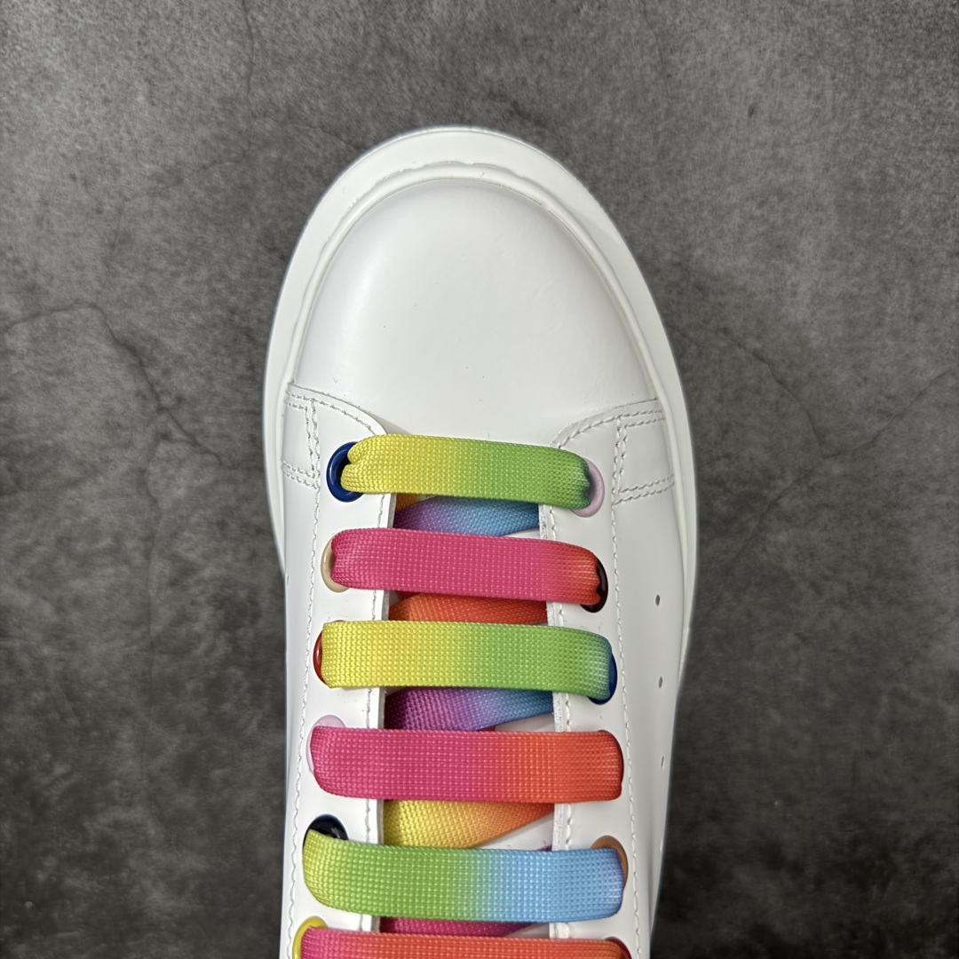 图片[5]-【HT纯原礼盒版】Alexander McQueen/亚历山大麦昆松糕鞋厚底增高小白鞋 七彩带尾 全市场配色最齐(100+配色) 性价比最高 同价位品质无敌 进口丝绸亚光原版正品 水染羊皮内里 羊皮垫脚 回弹度到位 耐磨又舒适 鞋底厚4.5cm 全套原版包装 配件齐全 官方一致 凹凸定制正品原盒包装 右脚鞋舌嵌入防伪芯片装置 外盒鞋标官方二维码扫码+防伪芯片 尺码：35-45-选品中心