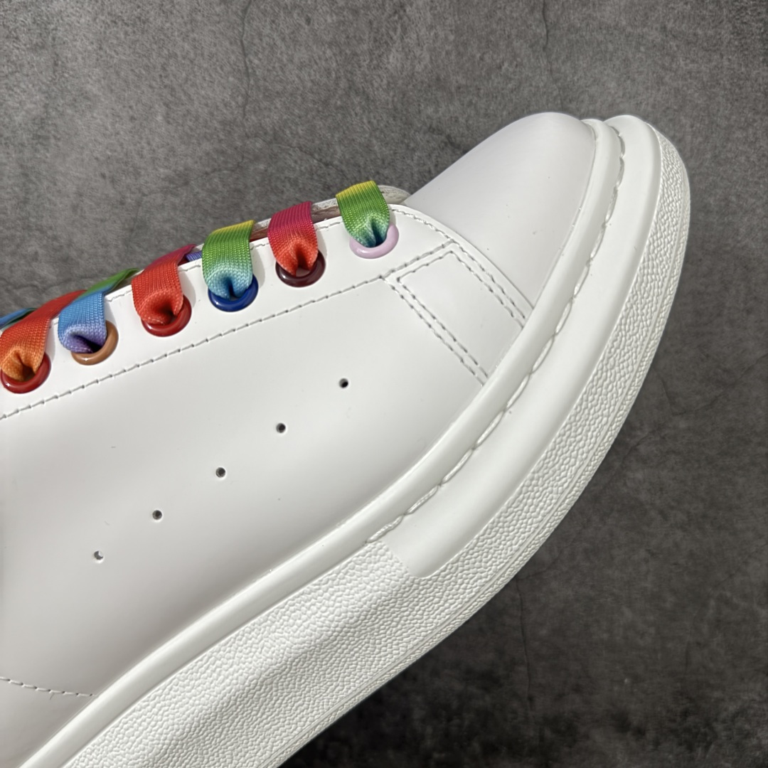 图片[6]-【HT纯原礼盒版】Alexander McQueen/亚历山大麦昆松糕鞋厚底增高小白鞋 七彩带尾 全市场配色最齐(100+配色) 性价比最高 同价位品质无敌 进口丝绸亚光原版正品 水染羊皮内里 羊皮垫脚 回弹度到位 耐磨又舒适 鞋底厚4.5cm 全套原版包装 配件齐全 官方一致 凹凸定制正品原盒包装 右脚鞋舌嵌入防伪芯片装置 外盒鞋标官方二维码扫码+防伪芯片 尺码：35-45-选品中心