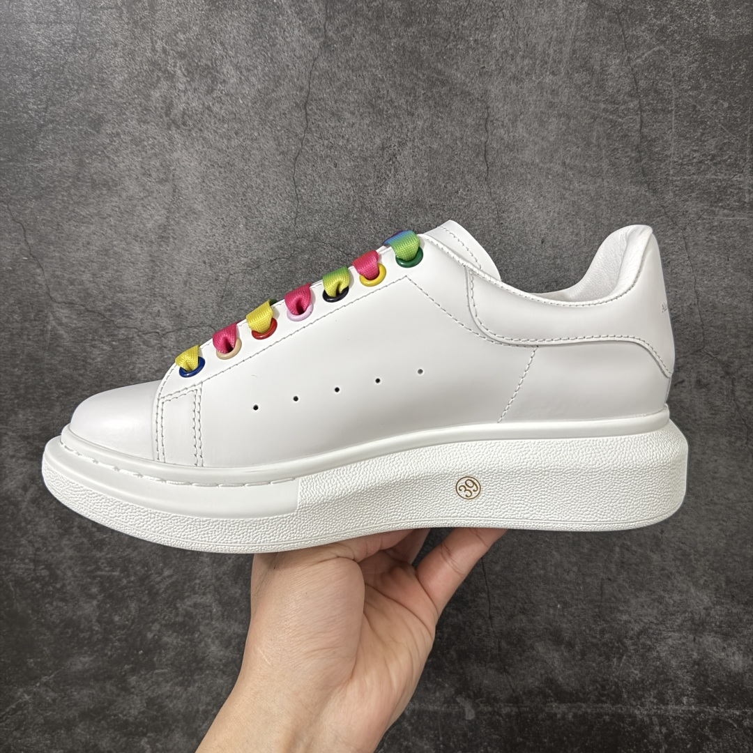 图片[2]-【HT纯原礼盒版】Alexander McQueen/亚历山大麦昆松糕鞋厚底增高小白鞋 七彩带尾 全市场配色最齐(100+配色) 性价比最高 同价位品质无敌 进口丝绸亚光原版正品 水染羊皮内里 羊皮垫脚 回弹度到位 耐磨又舒适 鞋底厚4.5cm 全套原版包装 配件齐全 官方一致 凹凸定制正品原盒包装 右脚鞋舌嵌入防伪芯片装置 外盒鞋标官方二维码扫码+防伪芯片 尺码：35-45-选品中心