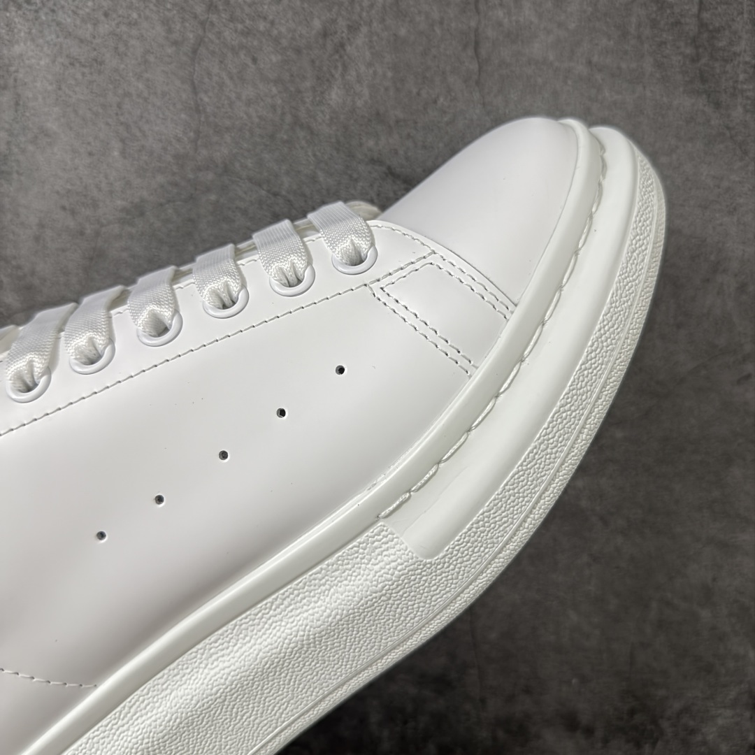 图片[6]-【HT纯原礼盒版】Alexander McQueen/亚历山大麦昆松糕鞋厚底增高小白鞋 浅金裂纹尾 全市场配色最齐(100+配色) 性价比最高 同价位品质无敌 进口丝绸亚光原版正品 水染羊皮内里 羊皮垫脚 回弹度到位 耐磨又舒适 鞋底厚4.5cm 全套原版包装 配件齐全 官方一致 凹凸定制正品原盒包装 右脚鞋舌嵌入防伪芯片装置 外盒鞋标官方二维码扫码+防伪芯片 尺码：40-45-选品中心