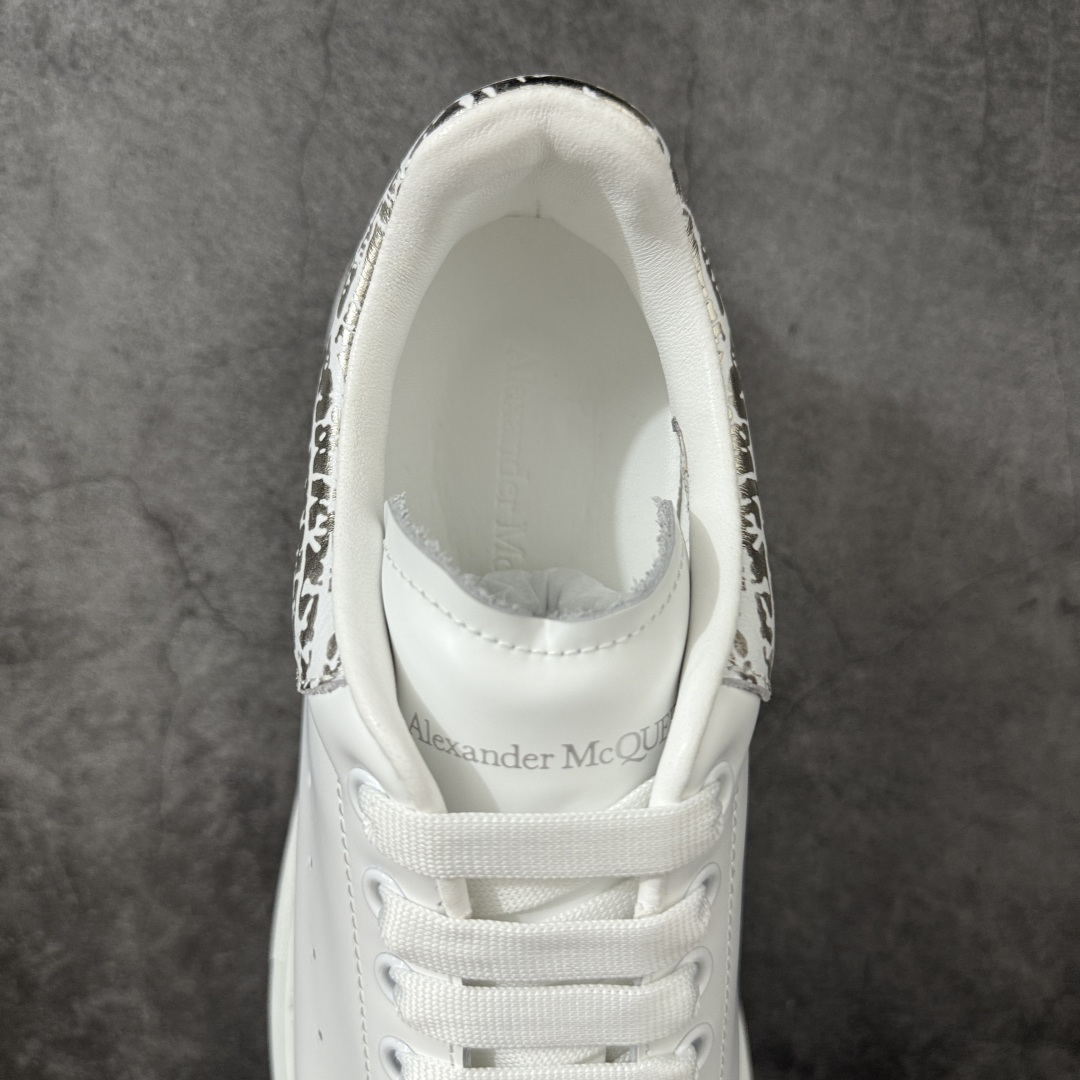 图片[8]-【HT纯原礼盒版】Alexander McQueen/亚历山大麦昆松糕鞋厚底增高小白鞋 浅金裂纹尾 全市场配色最齐(100+配色) 性价比最高 同价位品质无敌 进口丝绸亚光原版正品 水染羊皮内里 羊皮垫脚 回弹度到位 耐磨又舒适 鞋底厚4.5cm 全套原版包装 配件齐全 官方一致 凹凸定制正品原盒包装 右脚鞋舌嵌入防伪芯片装置 外盒鞋标官方二维码扫码+防伪芯片 尺码：40-45-选品中心