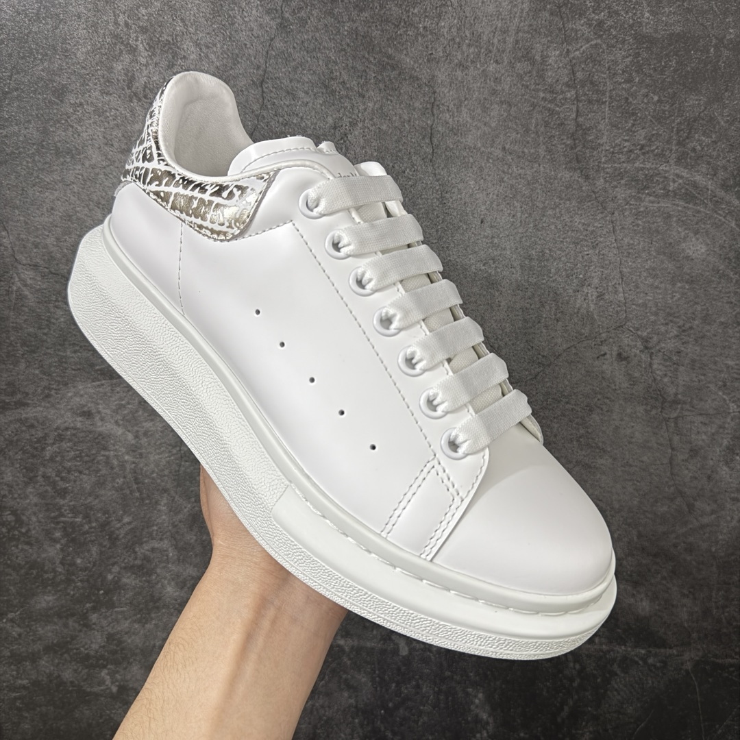 图片[3]-【HT纯原礼盒版】Alexander McQueen/亚历山大麦昆松糕鞋厚底增高小白鞋 浅金裂纹尾 全市场配色最齐(100+配色) 性价比最高 同价位品质无敌 进口丝绸亚光原版正品 水染羊皮内里 羊皮垫脚 回弹度到位 耐磨又舒适 鞋底厚4.5cm 全套原版包装 配件齐全 官方一致 凹凸定制正品原盒包装 右脚鞋舌嵌入防伪芯片装置 外盒鞋标官方二维码扫码+防伪芯片 尺码：40-45-选品中心