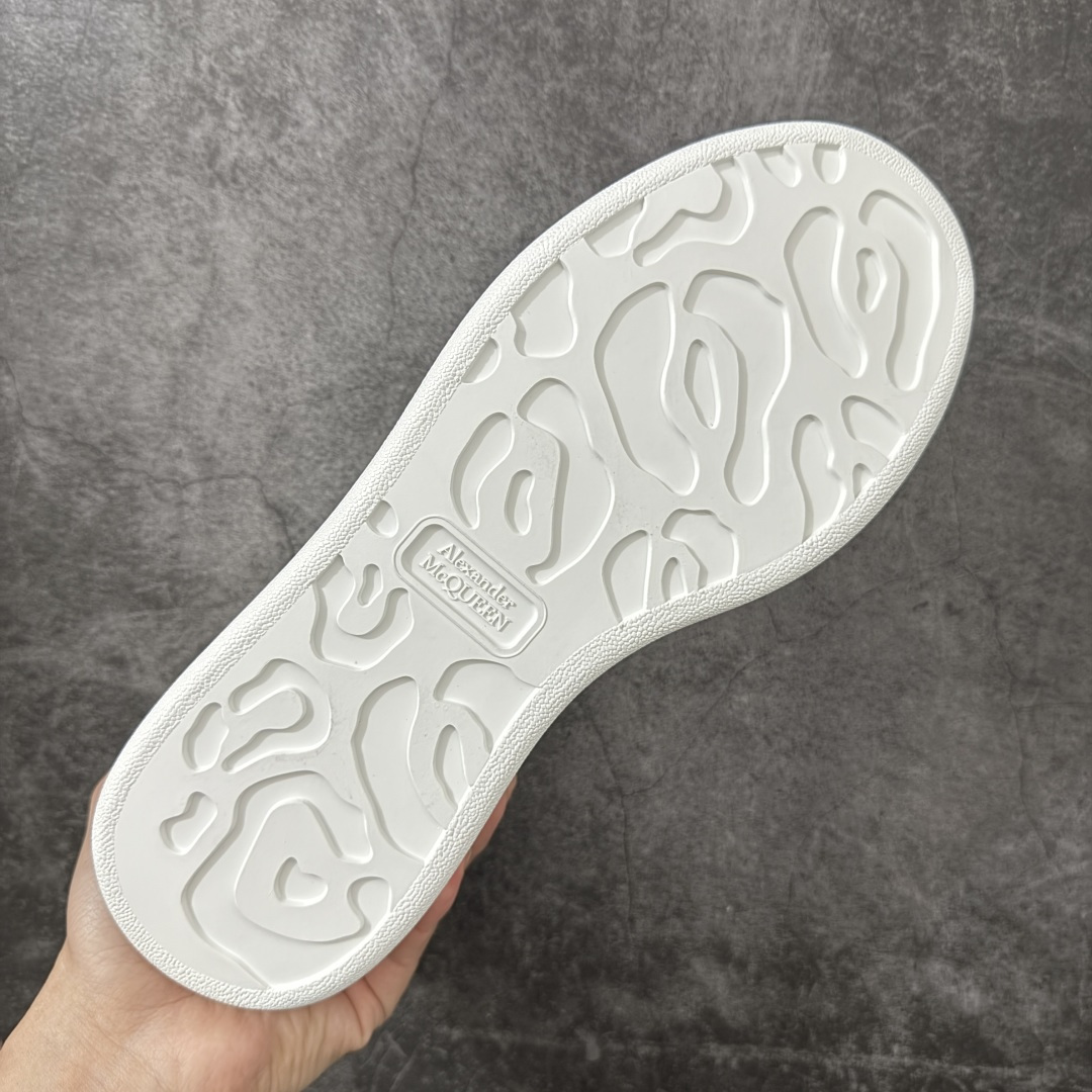 图片[9]-【HT纯原礼盒版】Alexander McQueen/亚历山大麦昆松糕鞋厚底增高小白鞋 浅金裂纹尾 全市场配色最齐(100+配色) 性价比最高 同价位品质无敌 进口丝绸亚光原版正品 水染羊皮内里 羊皮垫脚 回弹度到位 耐磨又舒适 鞋底厚4.5cm 全套原版包装 配件齐全 官方一致 凹凸定制正品原盒包装 右脚鞋舌嵌入防伪芯片装置 外盒鞋标官方二维码扫码+防伪芯片 尺码：40-45-选品中心