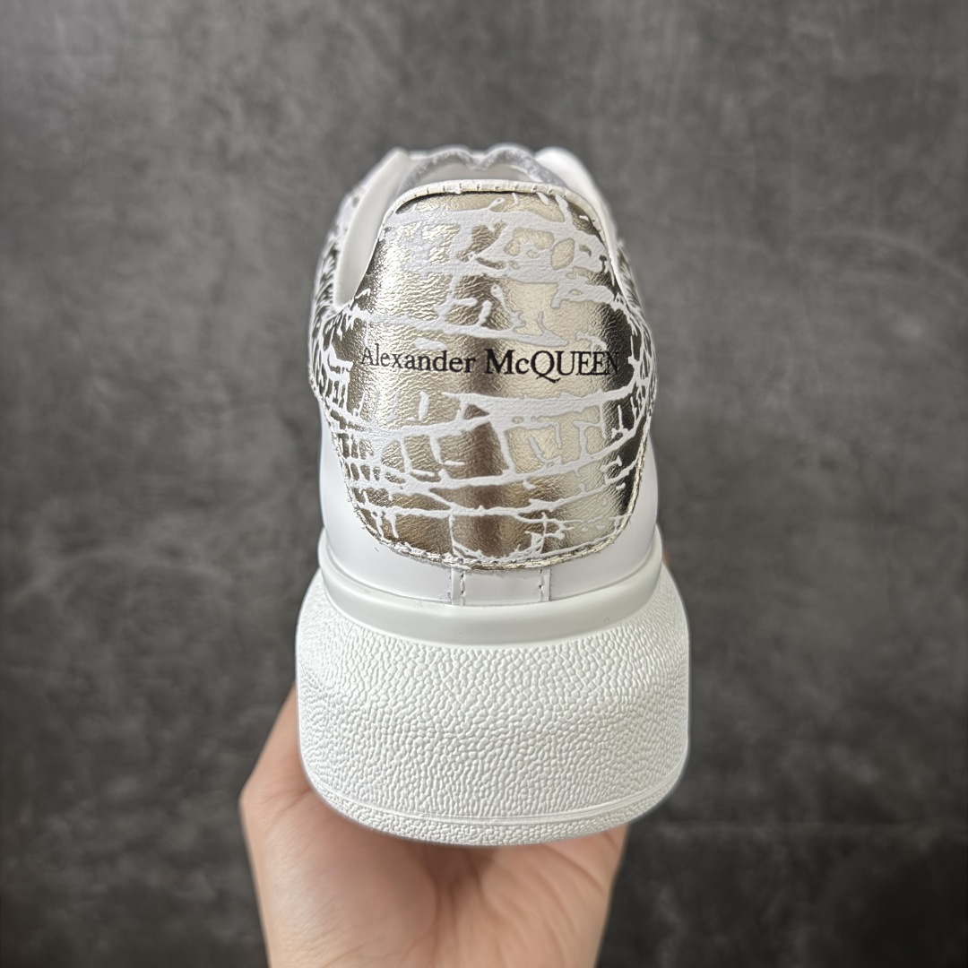 图片[4]-【HT纯原礼盒版】Alexander McQueen/亚历山大麦昆松糕鞋厚底增高小白鞋 浅金裂纹尾 全市场配色最齐(100+配色) 性价比最高 同价位品质无敌 进口丝绸亚光原版正品 水染羊皮内里 羊皮垫脚 回弹度到位 耐磨又舒适 鞋底厚4.5cm 全套原版包装 配件齐全 官方一致 凹凸定制正品原盒包装 右脚鞋舌嵌入防伪芯片装置 外盒鞋标官方二维码扫码+防伪芯片 尺码：40-45-选品中心