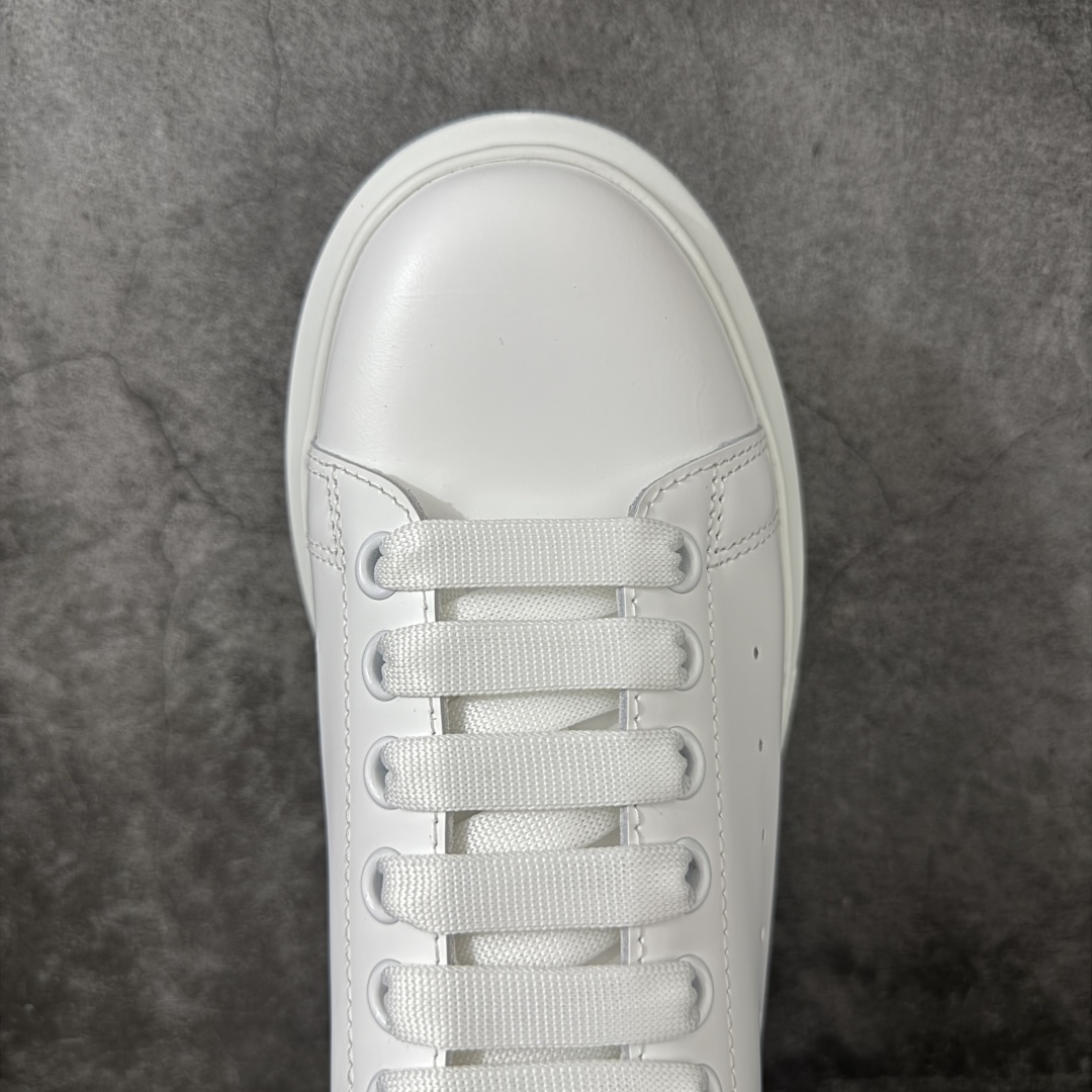 图片[5]-【HT纯原礼盒版】Alexander McQueen/亚历山大麦昆松糕鞋厚底增高小白鞋 浅金裂纹尾 全市场配色最齐(100+配色) 性价比最高 同价位品质无敌 进口丝绸亚光原版正品 水染羊皮内里 羊皮垫脚 回弹度到位 耐磨又舒适 鞋底厚4.5cm 全套原版包装 配件齐全 官方一致 凹凸定制正品原盒包装 右脚鞋舌嵌入防伪芯片装置 外盒鞋标官方二维码扫码+防伪芯片 尺码：40-45-选品中心