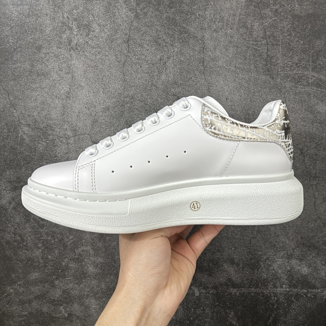 图片[2]-【HT纯原礼盒版】Alexander McQueen/亚历山大麦昆松糕鞋厚底增高小白鞋 浅金裂纹尾 全市场配色最齐(100+配色) 性价比最高 同价位品质无敌 进口丝绸亚光原版正品 水染羊皮内里 羊皮垫脚 回弹度到位 耐磨又舒适 鞋底厚4.5cm 全套原版包装 配件齐全 官方一致 凹凸定制正品原盒包装 右脚鞋舌嵌入防伪芯片装置 外盒鞋标官方二维码扫码+防伪芯片 尺码：40-45-选品中心