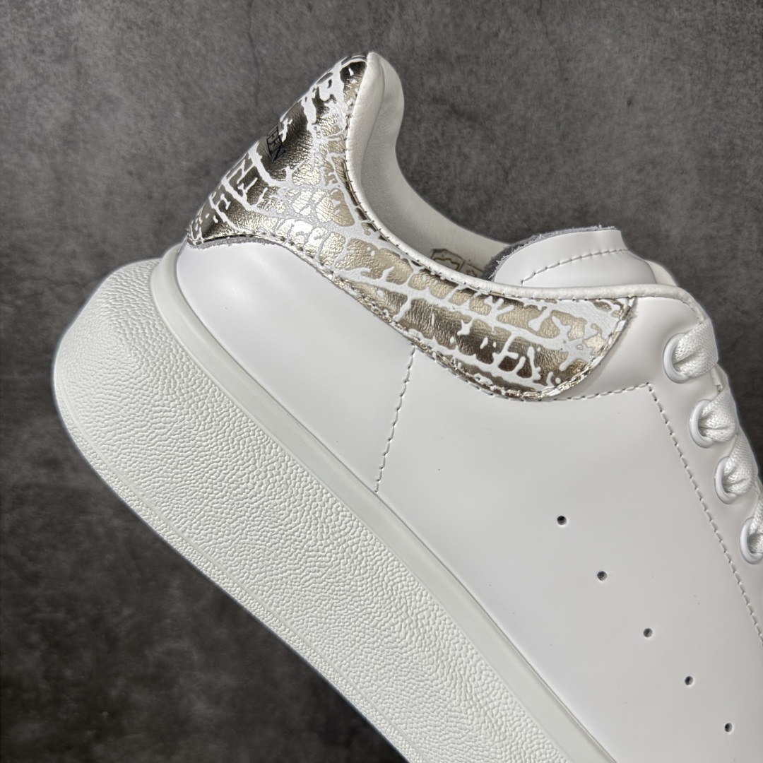 图片[7]-【HT纯原礼盒版】Alexander McQueen/亚历山大麦昆松糕鞋厚底增高小白鞋 浅金裂纹尾 全市场配色最齐(100+配色) 性价比最高 同价位品质无敌 进口丝绸亚光原版正品 水染羊皮内里 羊皮垫脚 回弹度到位 耐磨又舒适 鞋底厚4.5cm 全套原版包装 配件齐全 官方一致 凹凸定制正品原盒包装 右脚鞋舌嵌入防伪芯片装置 外盒鞋标官方二维码扫码+防伪芯片 尺码：40-45-选品中心