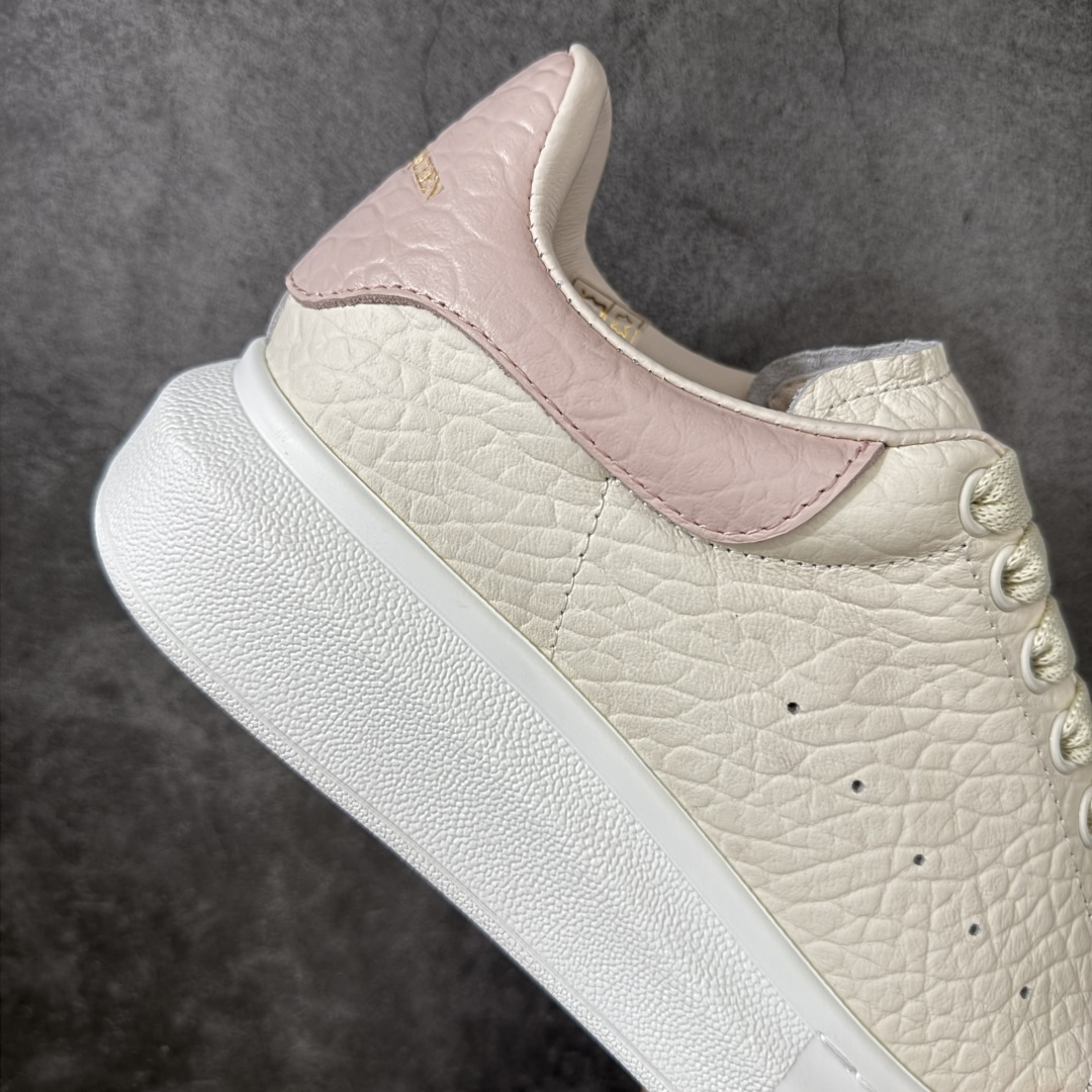 图片[7]-【HT纯原礼盒版】Alexander McQueen/亚历山大麦昆松糕鞋厚底增高小白鞋 象纹粉尾 全市场配色最齐(100+配色) 性价比最高 同价位品质无敌 进口丝绸亚光原版正品 水染羊皮内里 羊皮垫脚 回弹度到位 耐磨又舒适 鞋底厚4.5cm 全套原版包装 配件齐全 官方一致 凹凸定制正品原盒包装 右脚鞋舌嵌入防伪芯片装置 外盒鞋标官方二维码扫码+防伪芯片 尺码：35-40-选品中心