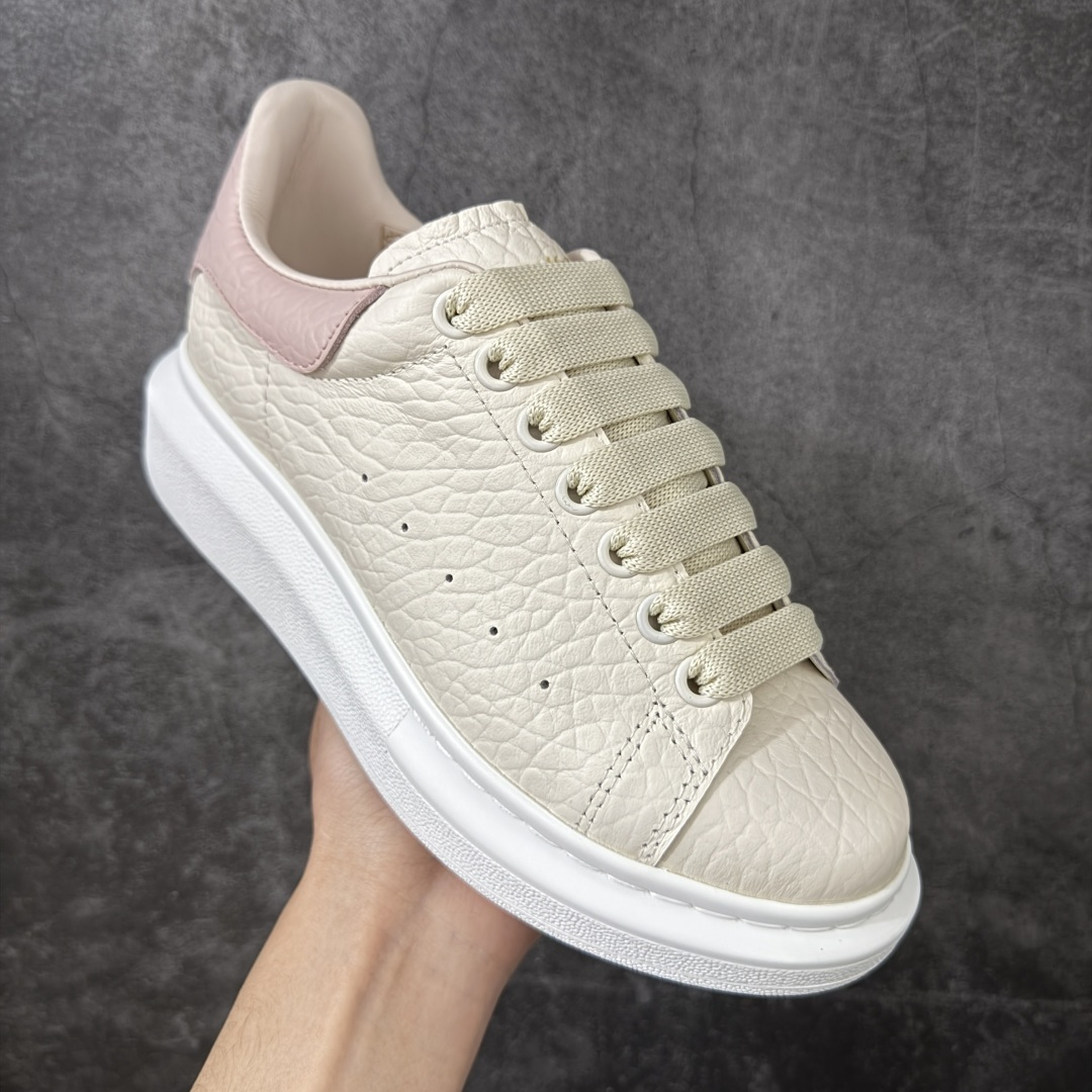 图片[3]-【HT纯原礼盒版】Alexander McQueen/亚历山大麦昆松糕鞋厚底增高小白鞋 象纹粉尾 全市场配色最齐(100+配色) 性价比最高 同价位品质无敌 进口丝绸亚光原版正品 水染羊皮内里 羊皮垫脚 回弹度到位 耐磨又舒适 鞋底厚4.5cm 全套原版包装 配件齐全 官方一致 凹凸定制正品原盒包装 右脚鞋舌嵌入防伪芯片装置 外盒鞋标官方二维码扫码+防伪芯片 尺码：35-40-选品中心