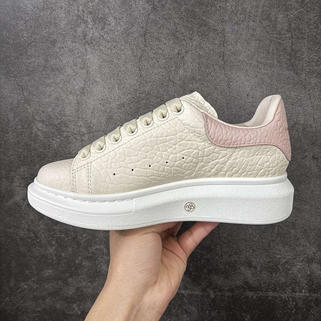 图片[2]-【HT纯原礼盒版】Alexander McQueen/亚历山大麦昆松糕鞋厚底增高小白鞋 象纹粉尾 全市场配色最齐(100+配色) 性价比最高 同价位品质无敌 进口丝绸亚光原版正品 水染羊皮内里 羊皮垫脚 回弹度到位 耐磨又舒适 鞋底厚4.5cm 全套原版包装 配件齐全 官方一致 凹凸定制正品原盒包装 右脚鞋舌嵌入防伪芯片装置 外盒鞋标官方二维码扫码+防伪芯片 尺码：35-40-选品中心