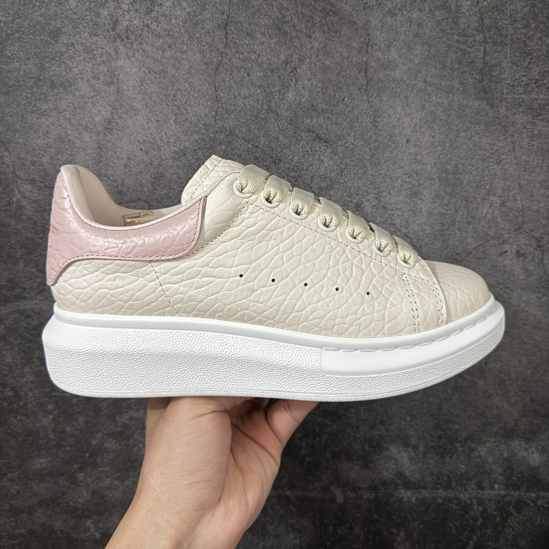 【HT纯原礼盒版】Alexander McQueen/亚历山大麦昆松糕鞋厚底增高小白鞋 象纹粉尾 全市场配色最齐(100+配色) 性价比最高 同价位品质无敌 进口丝绸亚光原版正品 水染羊皮内里 羊皮垫脚 回弹度到位 耐磨又舒适 鞋底厚4.5cm 全套原版包装 配件齐全 官方一致 凹凸定制正品原盒包装 右脚鞋舌嵌入防伪芯片装置 外盒鞋标官方二维码扫码+防伪芯片 尺码：35-40-选品中心