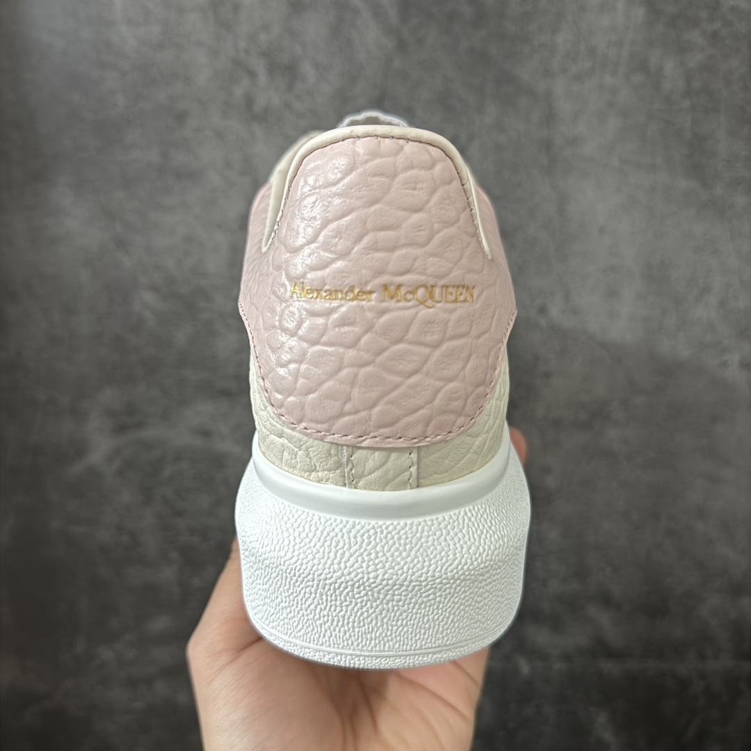 图片[4]-【HT纯原礼盒版】Alexander McQueen/亚历山大麦昆松糕鞋厚底增高小白鞋 象纹粉尾 全市场配色最齐(100+配色) 性价比最高 同价位品质无敌 进口丝绸亚光原版正品 水染羊皮内里 羊皮垫脚 回弹度到位 耐磨又舒适 鞋底厚4.5cm 全套原版包装 配件齐全 官方一致 凹凸定制正品原盒包装 右脚鞋舌嵌入防伪芯片装置 外盒鞋标官方二维码扫码+防伪芯片 尺码：35-40-选品中心