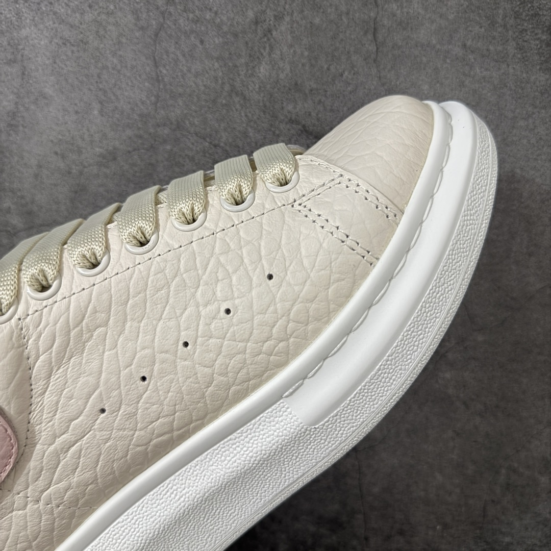 图片[6]-【HT纯原礼盒版】Alexander McQueen/亚历山大麦昆松糕鞋厚底增高小白鞋 象纹粉尾 全市场配色最齐(100+配色) 性价比最高 同价位品质无敌 进口丝绸亚光原版正品 水染羊皮内里 羊皮垫脚 回弹度到位 耐磨又舒适 鞋底厚4.5cm 全套原版包装 配件齐全 官方一致 凹凸定制正品原盒包装 右脚鞋舌嵌入防伪芯片装置 外盒鞋标官方二维码扫码+防伪芯片 尺码：35-40-选品中心