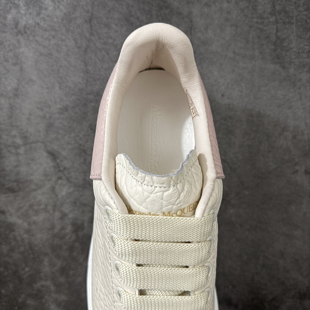 图片[8]-【HT纯原礼盒版】Alexander McQueen/亚历山大麦昆松糕鞋厚底增高小白鞋 象纹粉尾 全市场配色最齐(100+配色) 性价比最高 同价位品质无敌 进口丝绸亚光原版正品 水染羊皮内里 羊皮垫脚 回弹度到位 耐磨又舒适 鞋底厚4.5cm 全套原版包装 配件齐全 官方一致 凹凸定制正品原盒包装 右脚鞋舌嵌入防伪芯片装置 外盒鞋标官方二维码扫码+防伪芯片 尺码：35-40-选品中心