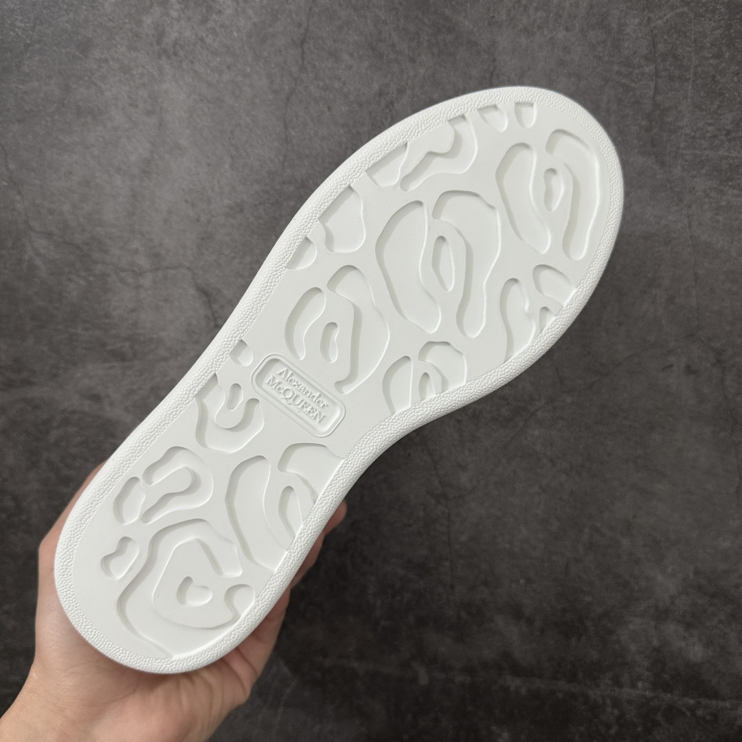 图片[9]-【HT纯原礼盒版】Alexander McQueen/亚历山大麦昆松糕鞋厚底增高小白鞋 象纹粉尾 全市场配色最齐(100+配色) 性价比最高 同价位品质无敌 进口丝绸亚光原版正品 水染羊皮内里 羊皮垫脚 回弹度到位 耐磨又舒适 鞋底厚4.5cm 全套原版包装 配件齐全 官方一致 凹凸定制正品原盒包装 右脚鞋舌嵌入防伪芯片装置 外盒鞋标官方二维码扫码+防伪芯片 尺码：35-40-选品中心