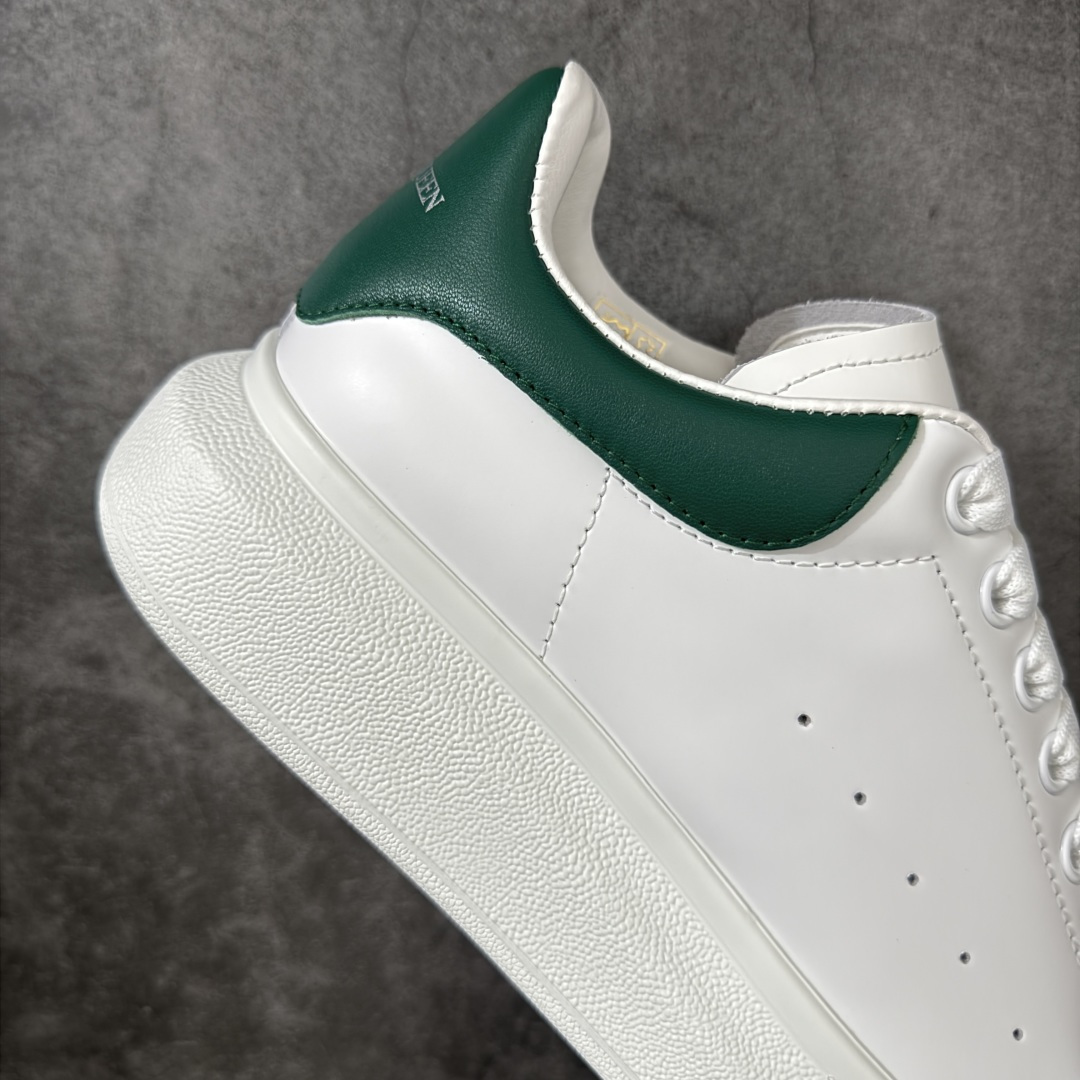 图片[7]-【HT纯原礼盒版】Alexander McQueen/亚历山大麦昆松糕鞋厚底增高小白鞋 绿皮尾 全市场配色最齐(100+配色) 性价比最高 同价位品质无敌 进口丝绸亚光原版正品 水染羊皮内里 羊皮垫脚 回弹度到位 耐磨又舒适 鞋底厚4.5cm 全套原版包装 配件齐全 官方一致 凹凸定制正品原盒包装 右脚鞋舌嵌入防伪芯片装置 外盒鞋标官方二维码扫码+防伪芯片 尺码：40-45-选品中心